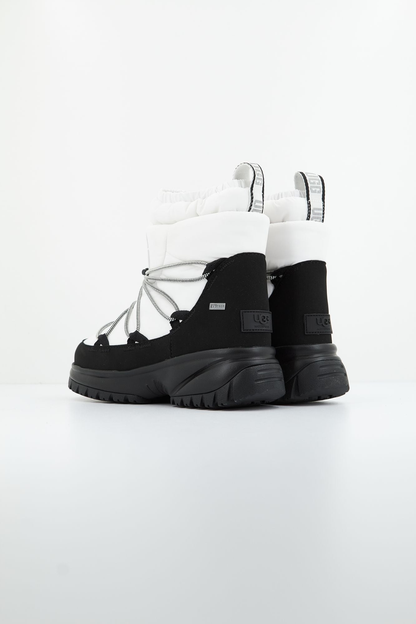 UGG W YOSE PUFFER MID en color BLANCO (3)
