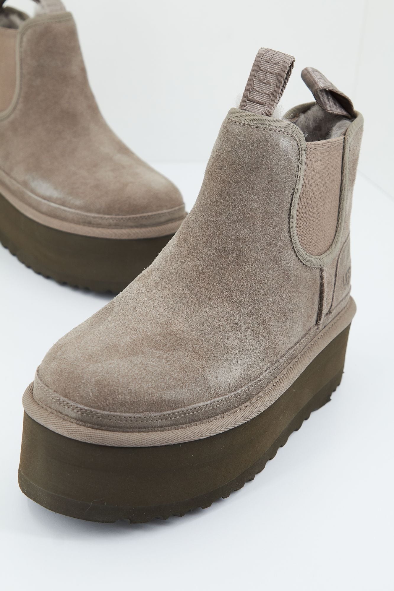 UGG W NEUMEL PLATFORM CHELSEA en color GRIS (1)