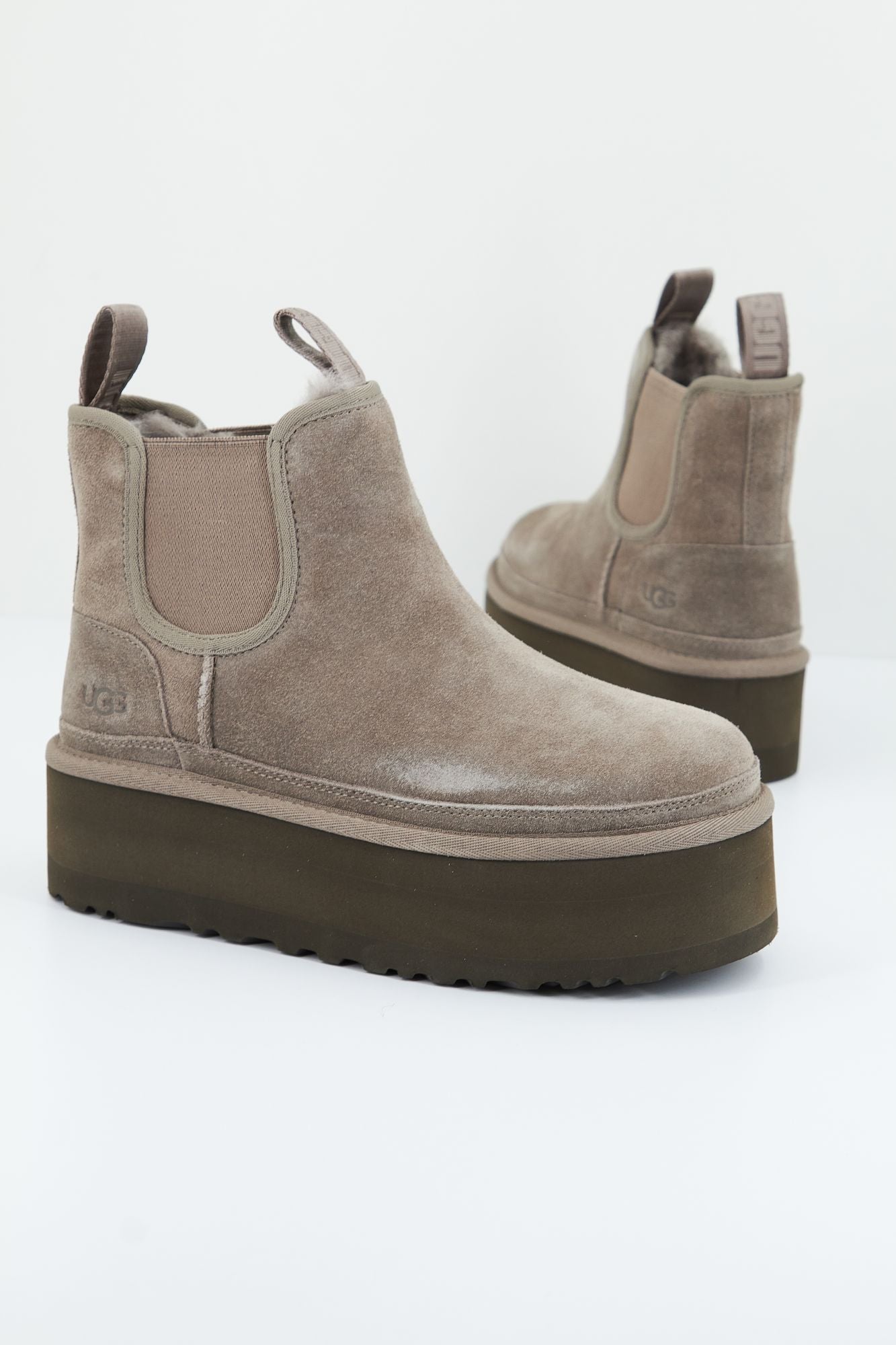 UGG W NEUMEL PLATFORM CHELSEA en color GRIS (2)