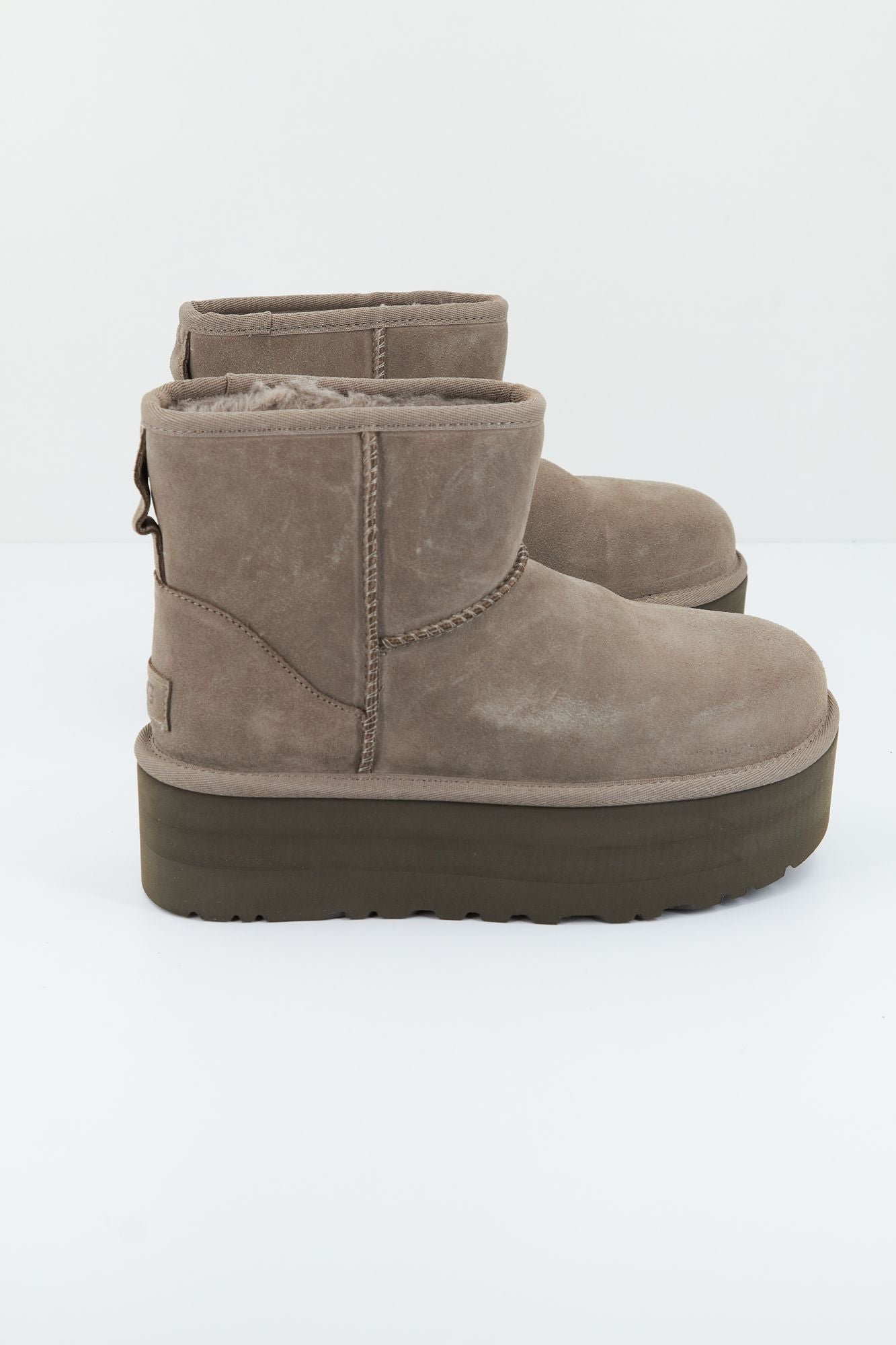UGG CLASSIC MINI PLATFORM en color GRIS (2)
