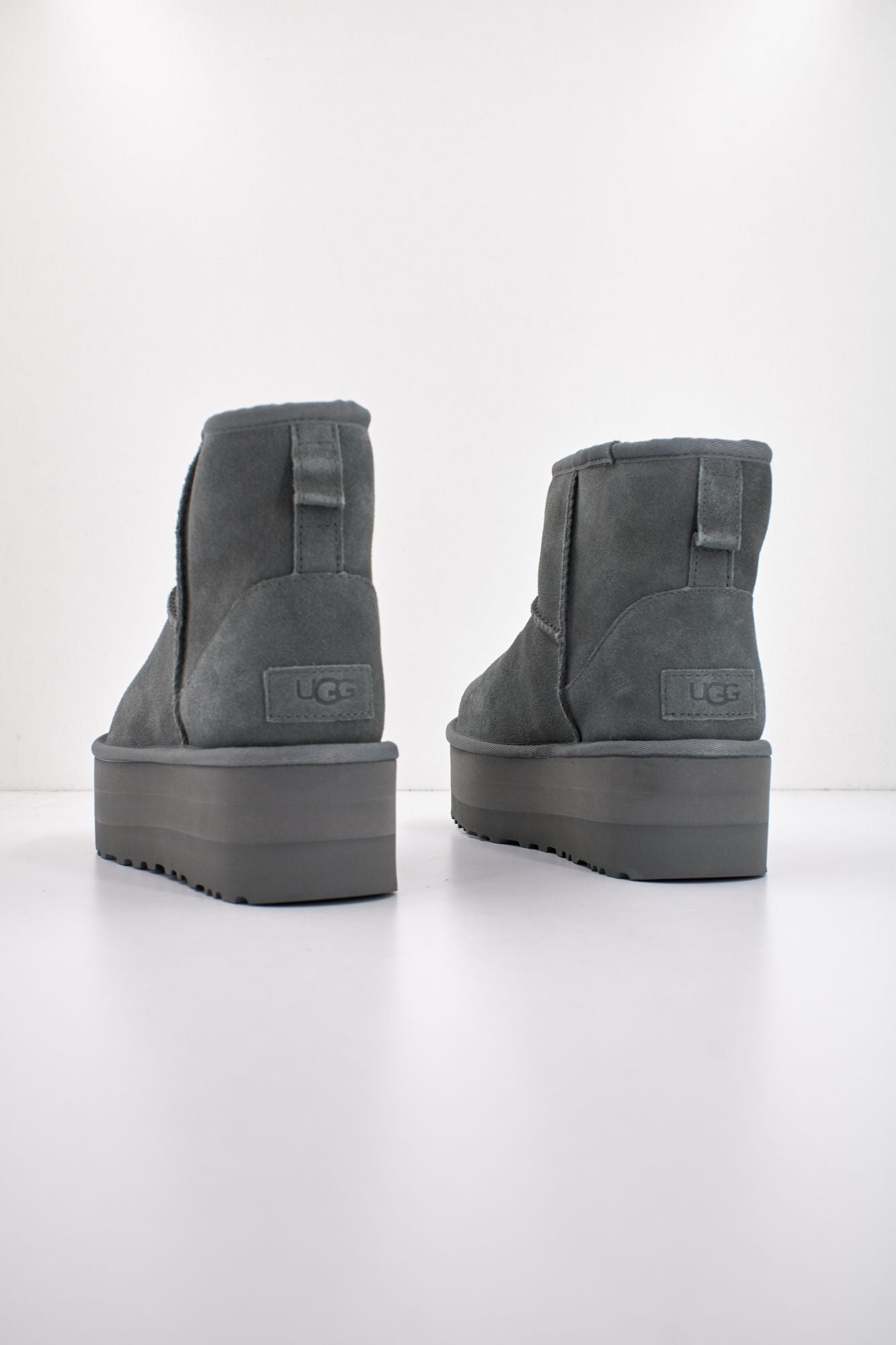 UGG CLASSIC MINI PLATFORM en color GRIS (3)