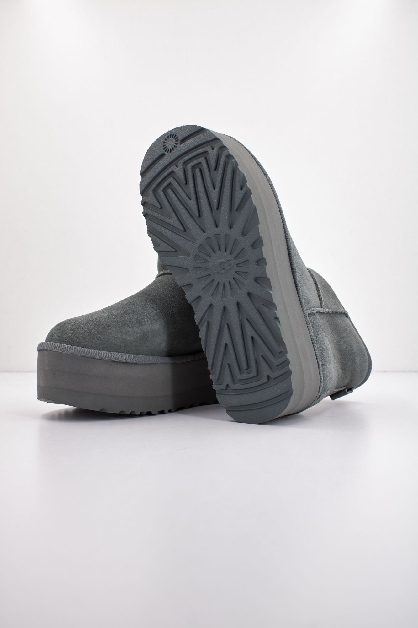 UGG CLASSIC MINI PLATFORM en color GRIS (4)