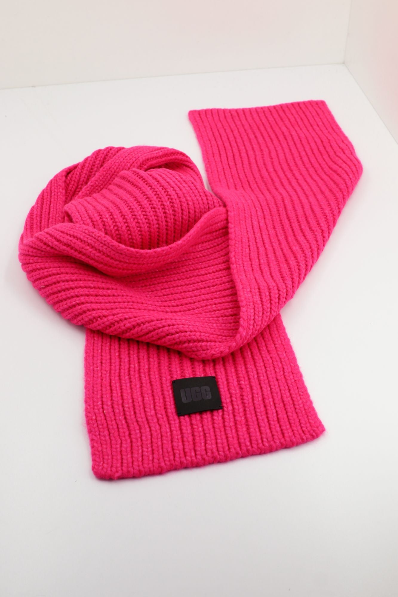 UGG CHUNKY RIB KNIT SCARF en color ROSA (1)