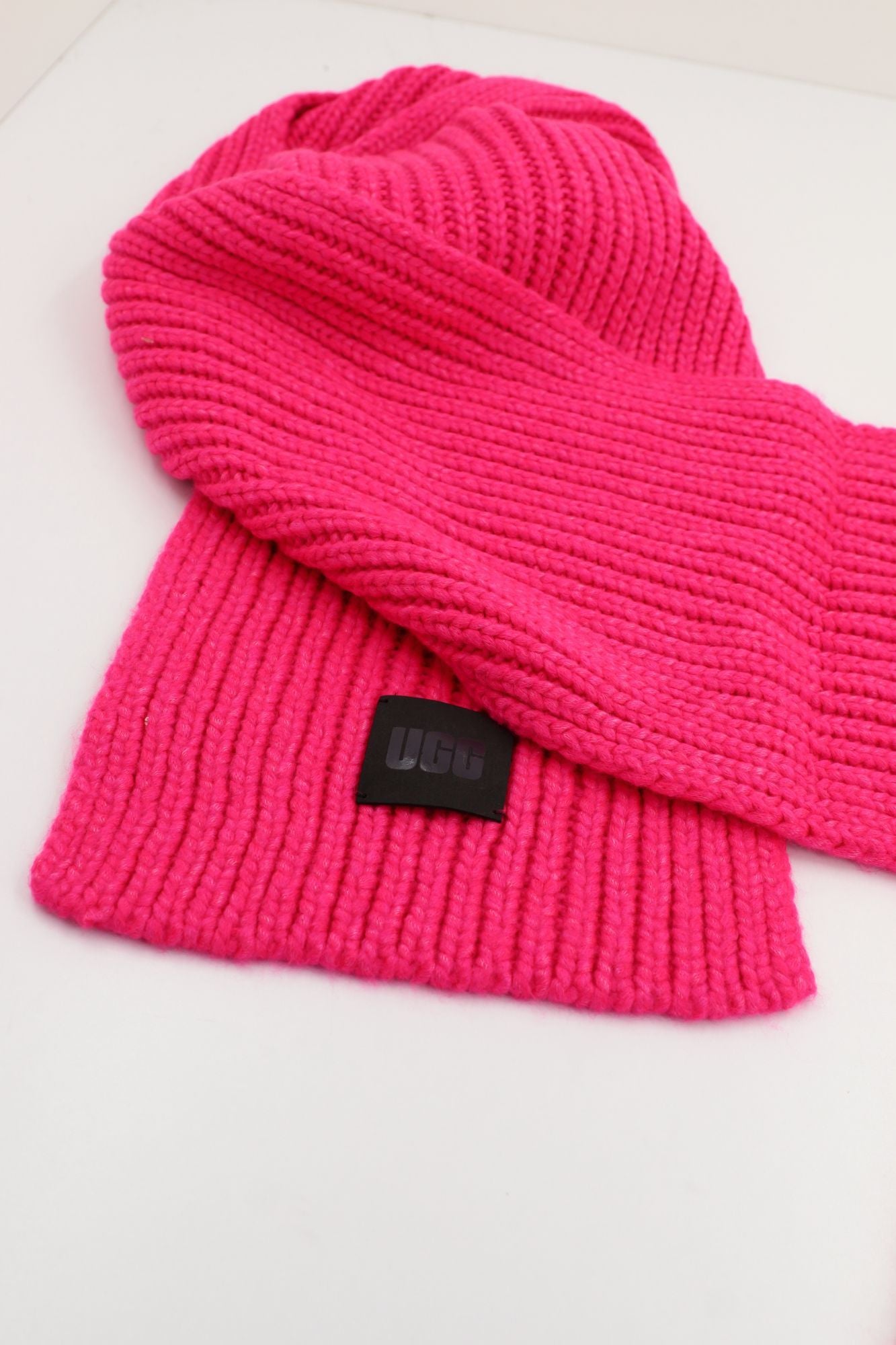 UGG CHUNKY RIB KNIT SCARF en color ROSA (3)