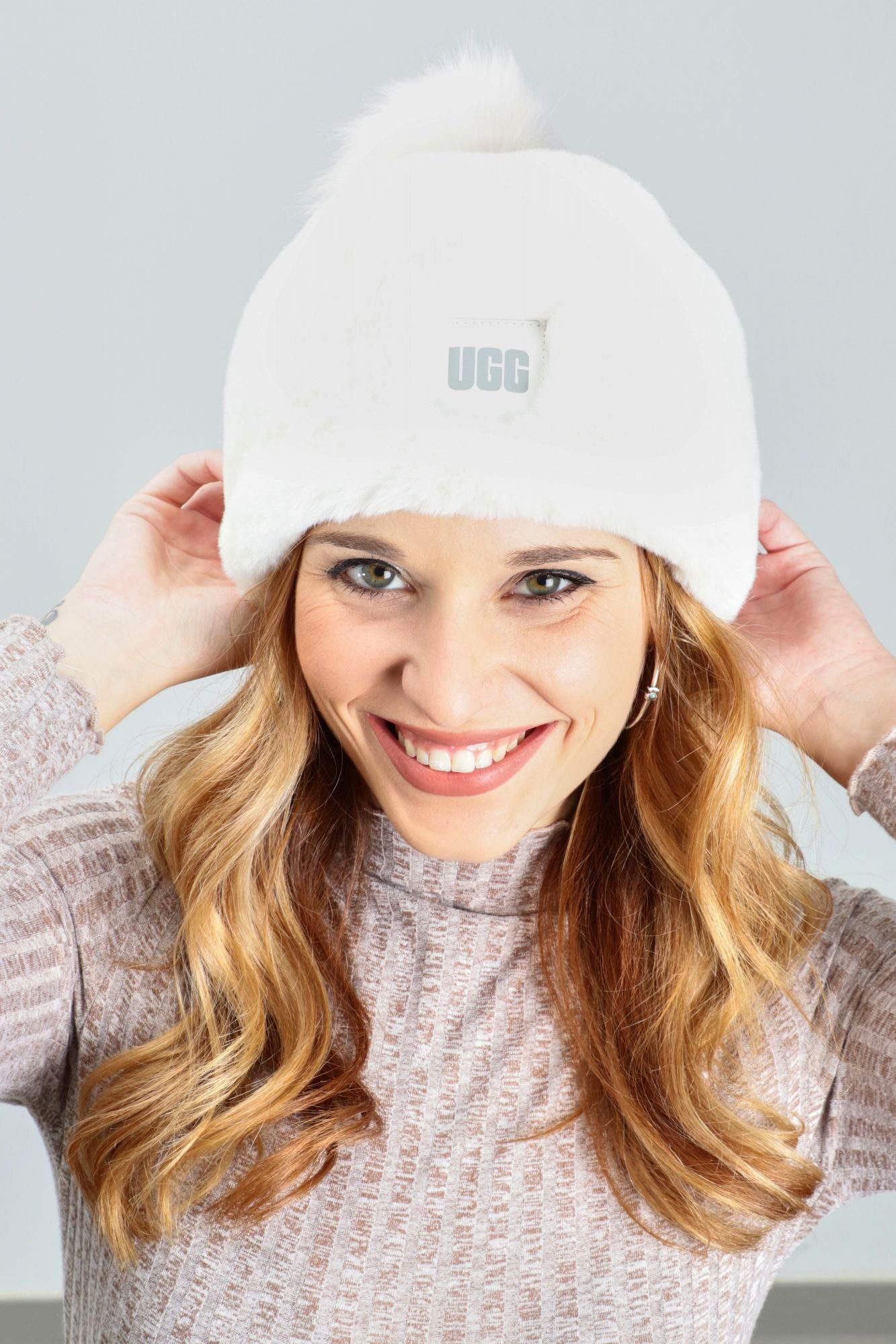 UGG W FAUX FUR BEANIE W POM en color BLANCO (2)