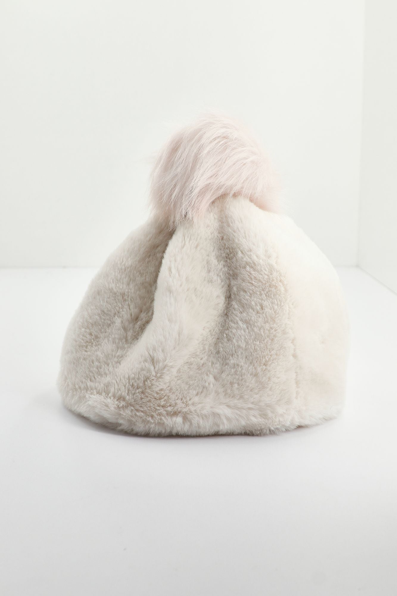 UGG W FAUX FUR BEANIE W POM en color BLANCO (3)