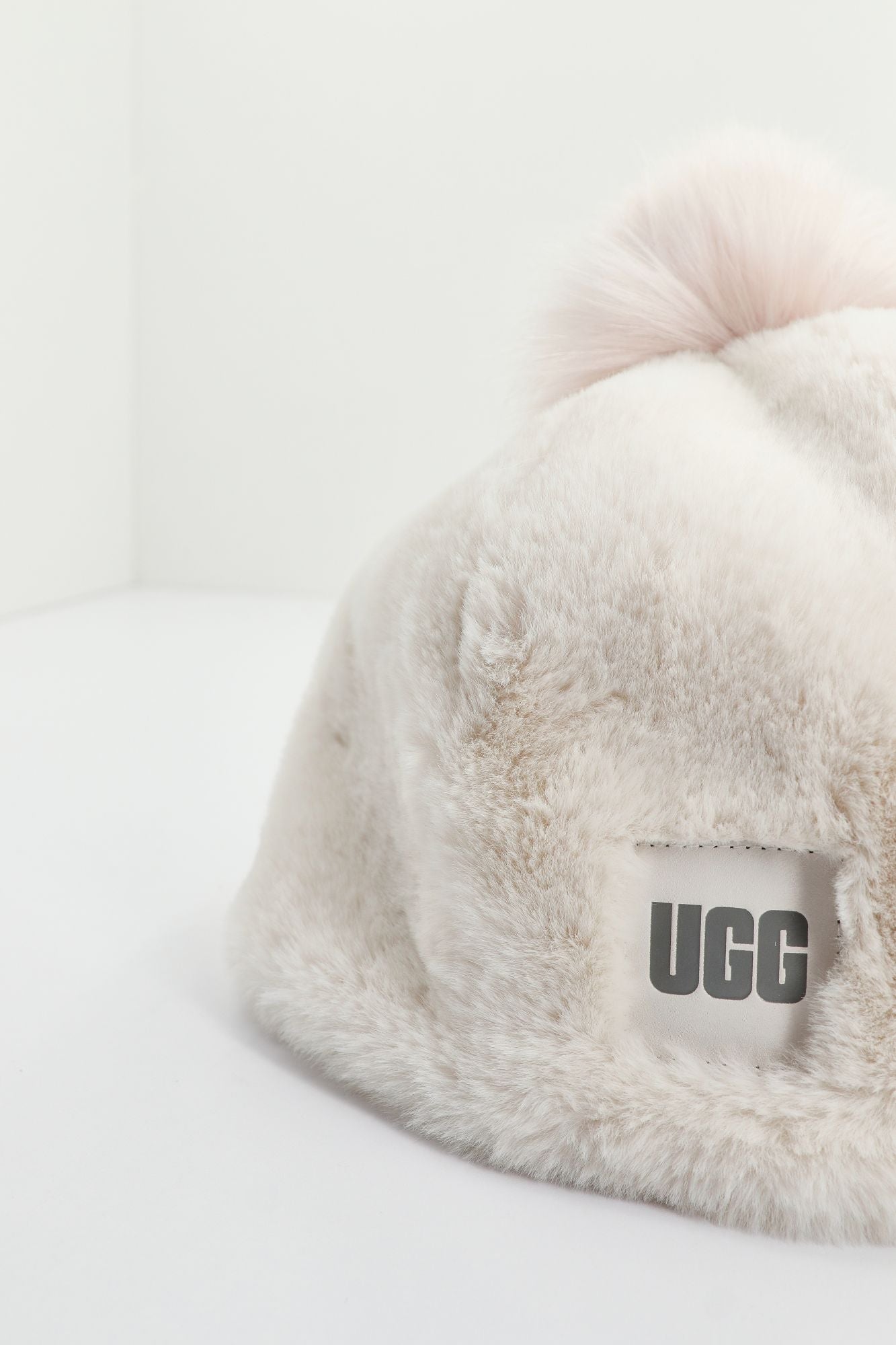 UGG W FAUX FUR BEANIE W POM en color BLANCO (4)