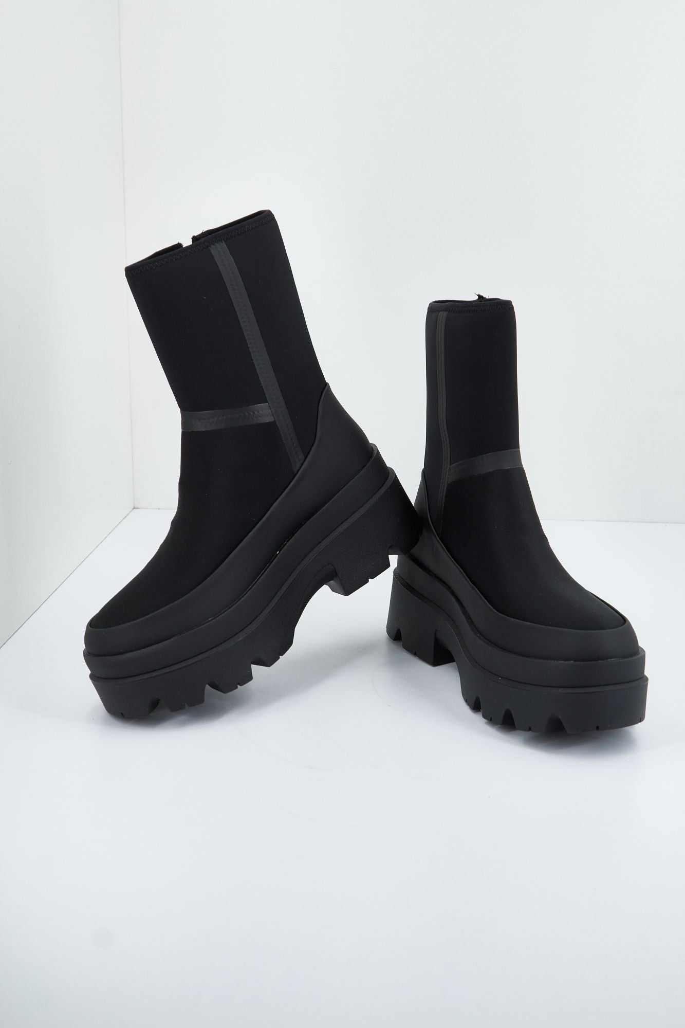 UGG W BRISBANE MID en color NEGRO (1)