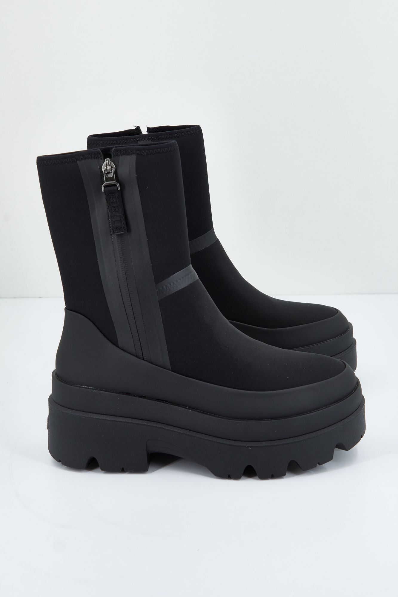 UGG W BRISBANE MID en color NEGRO (3)