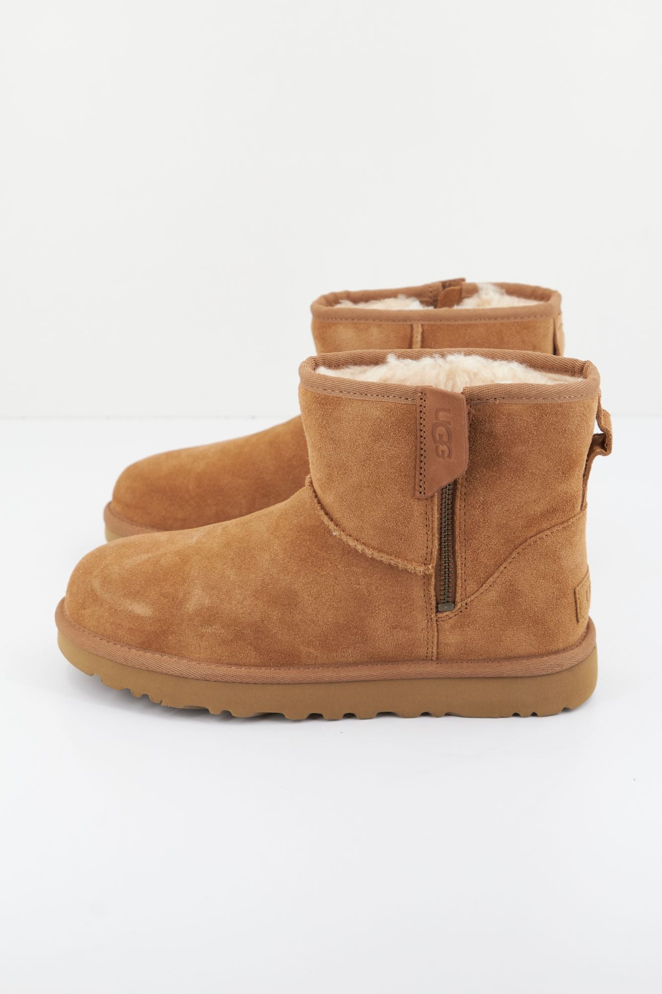 UGG CLASSIC MINI BAILEY ZIP en color MARRON CLARO (3)