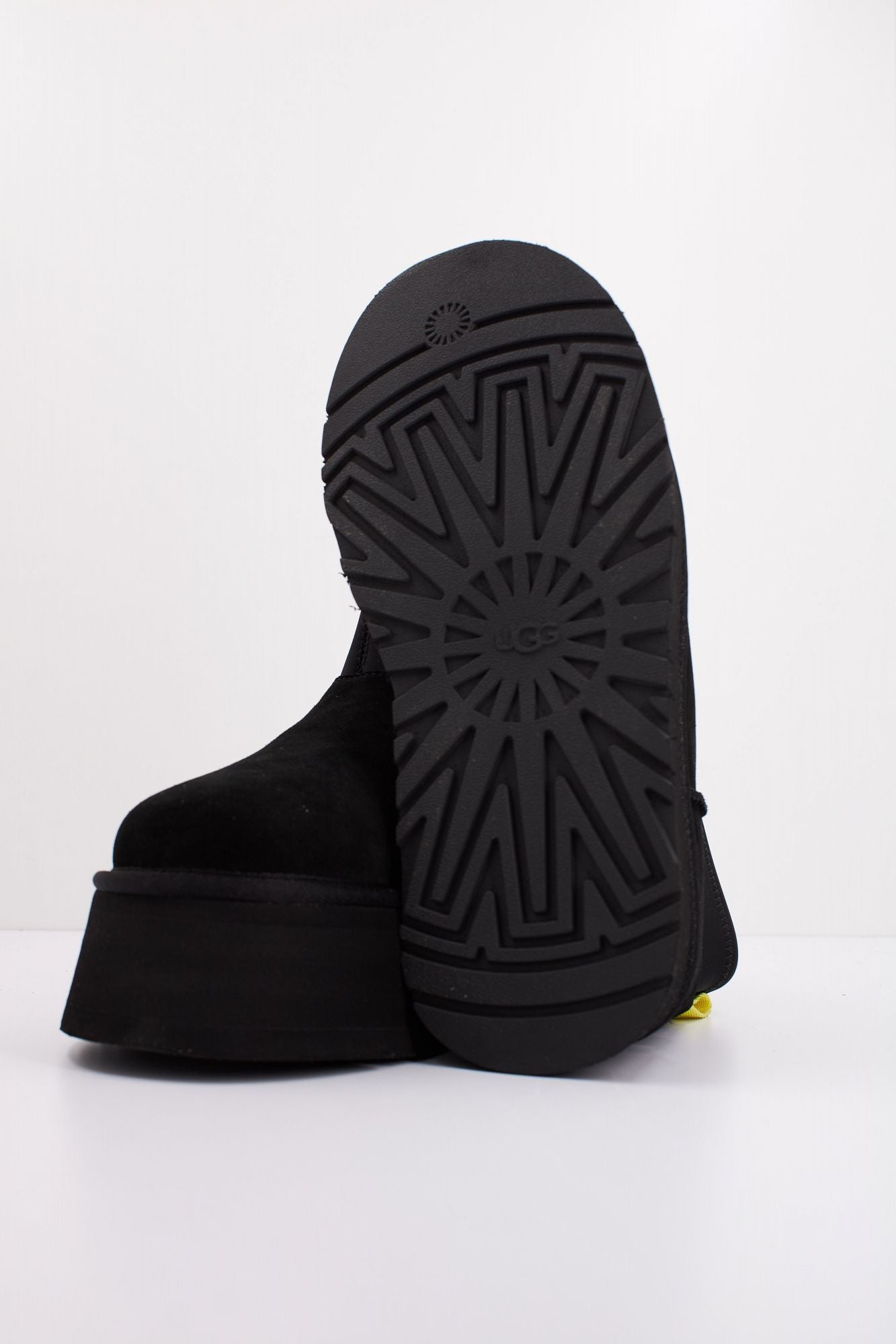 UGG CLASSIC MINI DIPPER en color NEGRO (5)