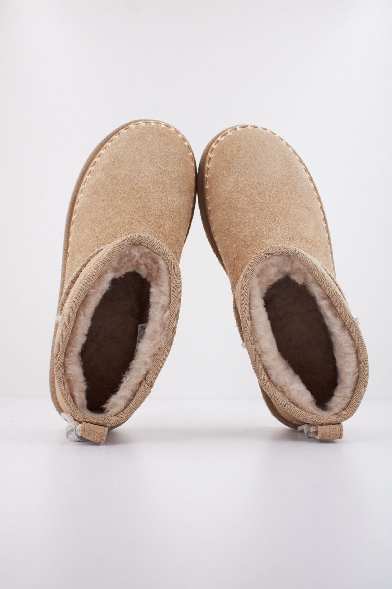UGG W CLASSIC ULTRA MINI BIARRITZ en color BEIS (3)
