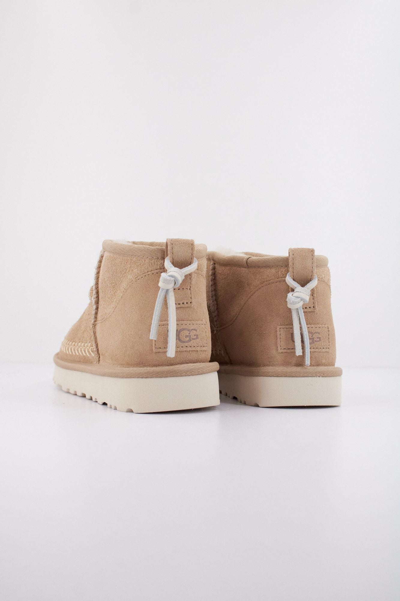 UGG W CLASSIC ULTRA MINI BIARRITZ en color BEIS (4)