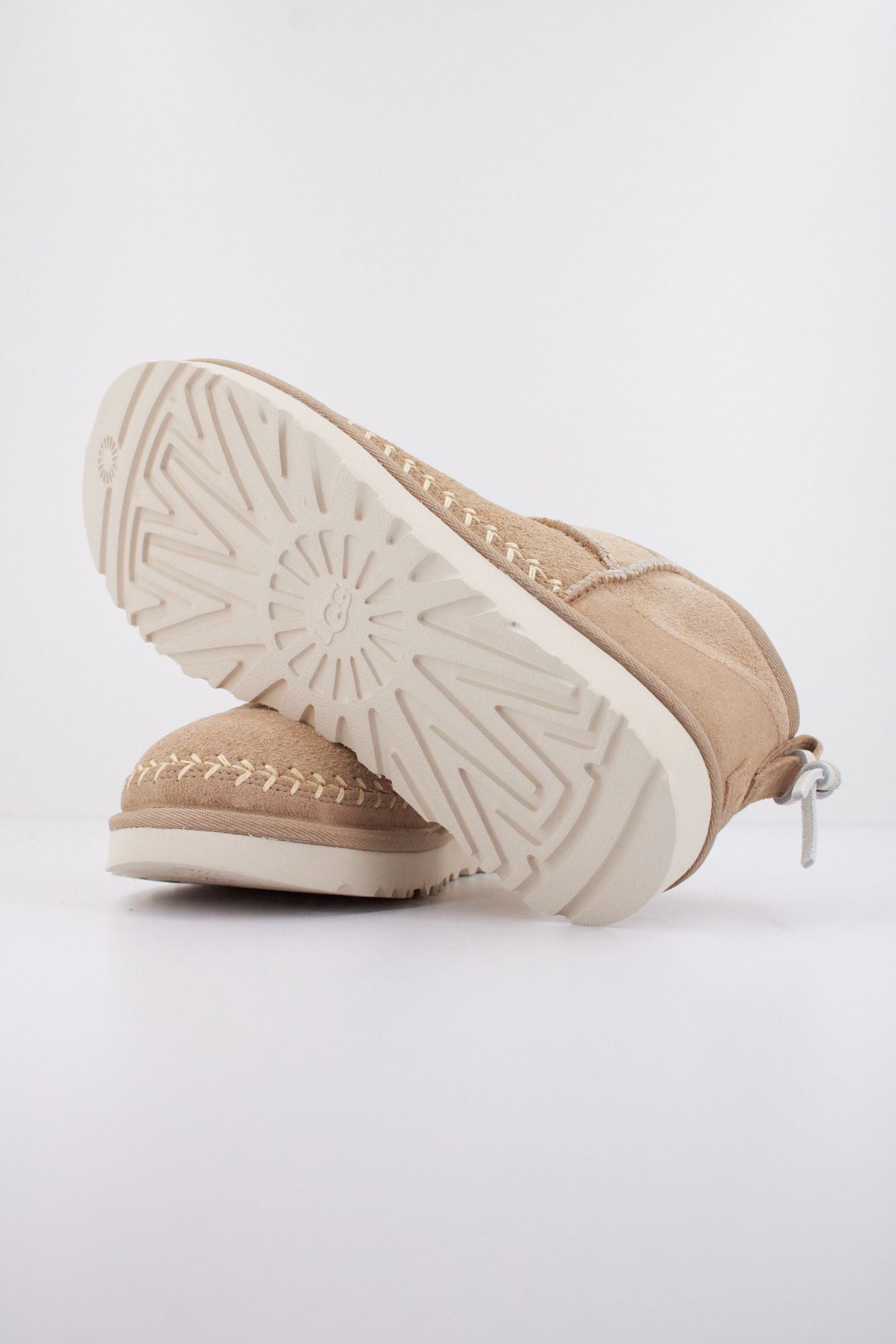 UGG W CLASSIC ULTRA MINI BIARRITZ en color BEIS (5)