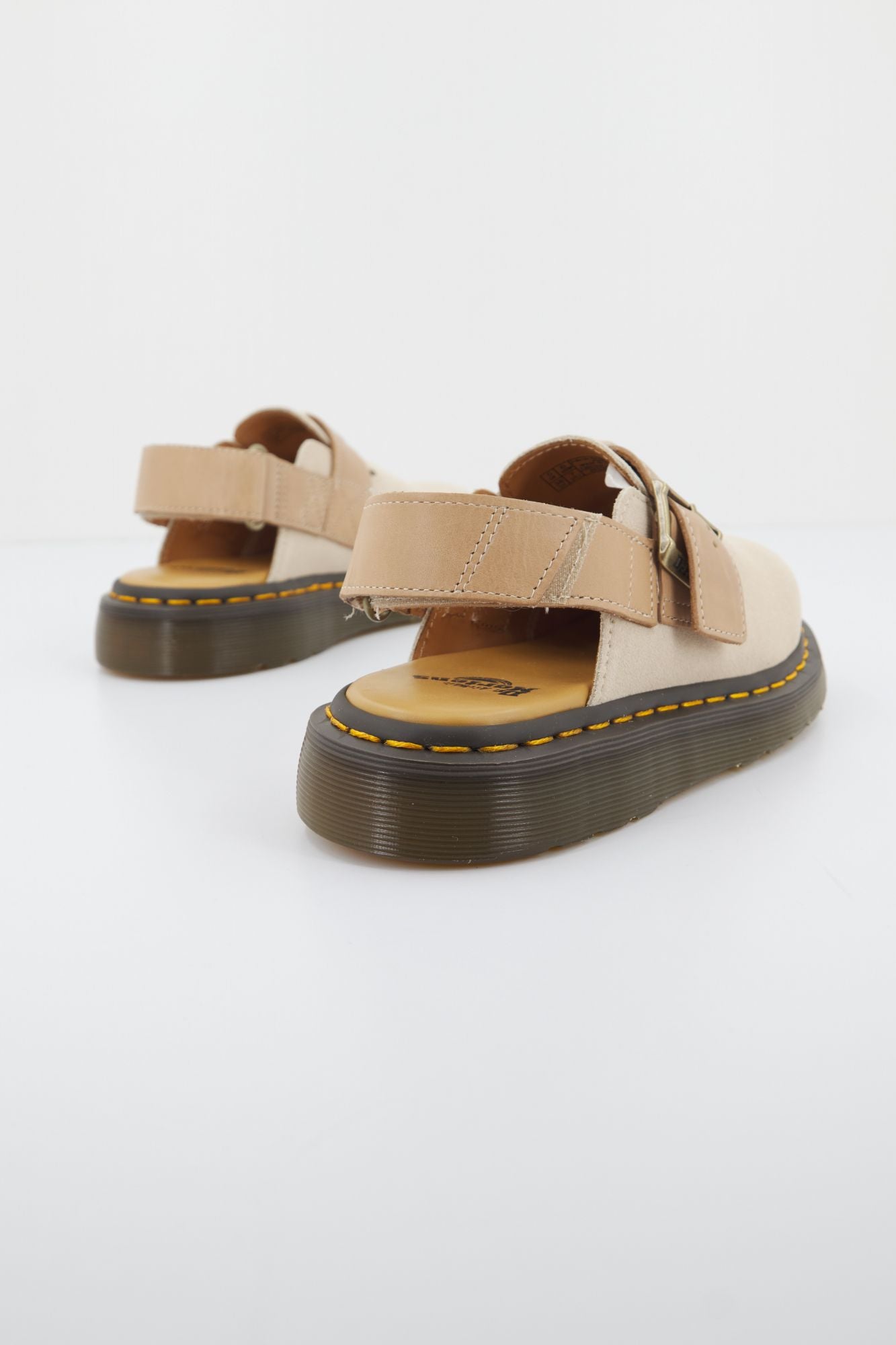 DR. MARTENS JORGE II PARCHMENT SUEDE en color BEIS (3)