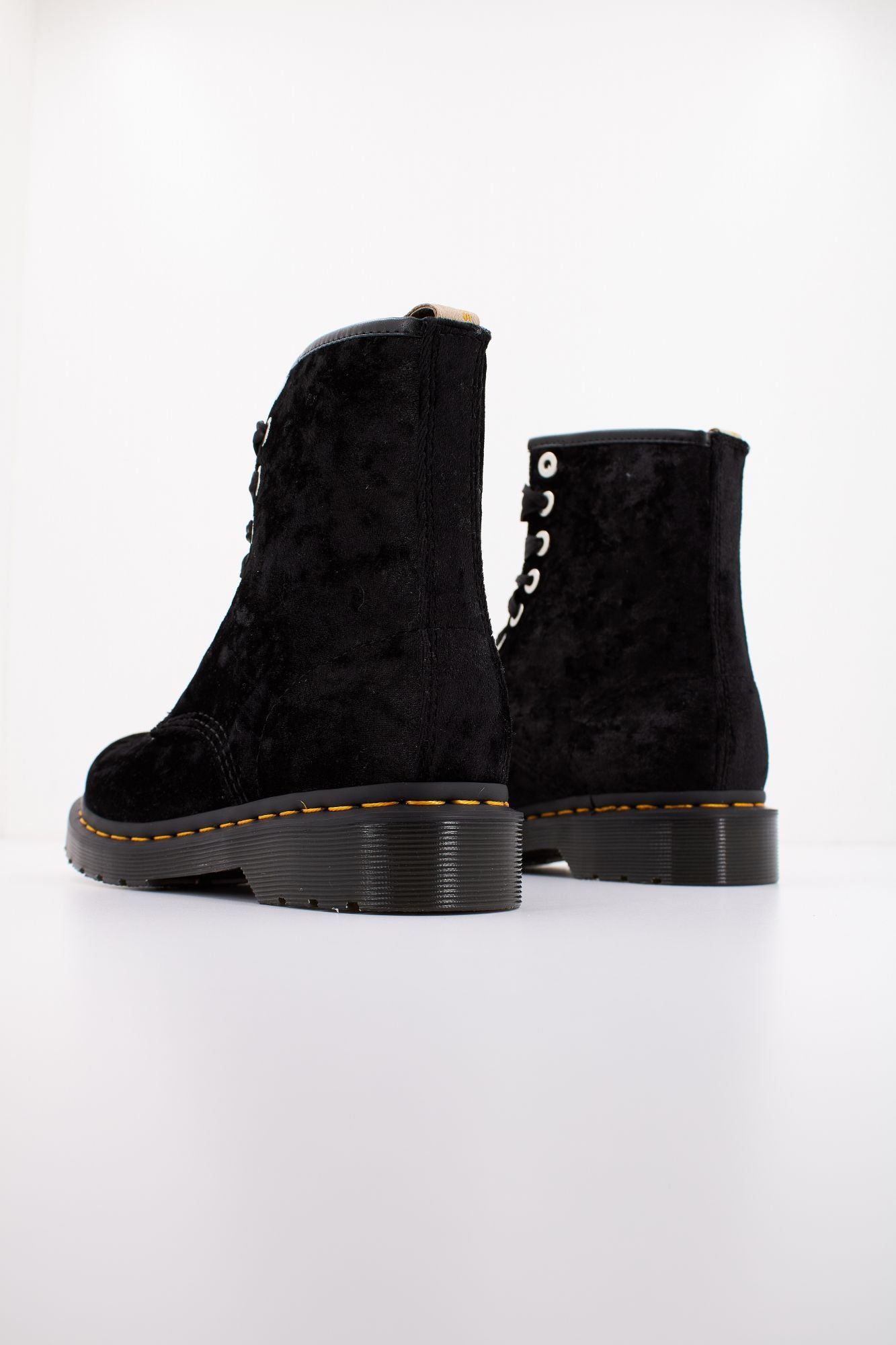 DR. MARTENS CRUSHED VELVET en color NEGRO (3)