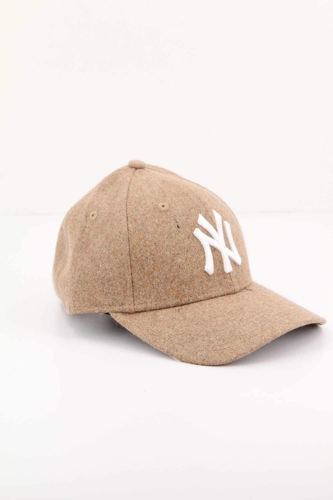NEW ERA WMNS WOOL 9FORTY NEYYAN en color MARRON (2)