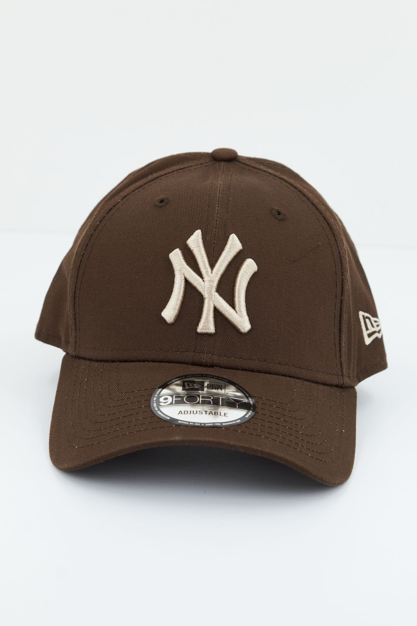 NEW ERA LEAGUE ESSENTIAL 9FORTY en color MARRON (1)