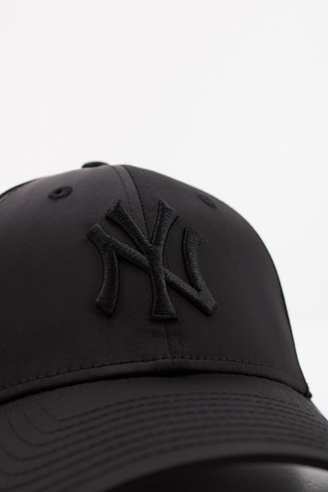 NEW ERA FEMALE SATIN 9FORTY en color NEGRO (4)