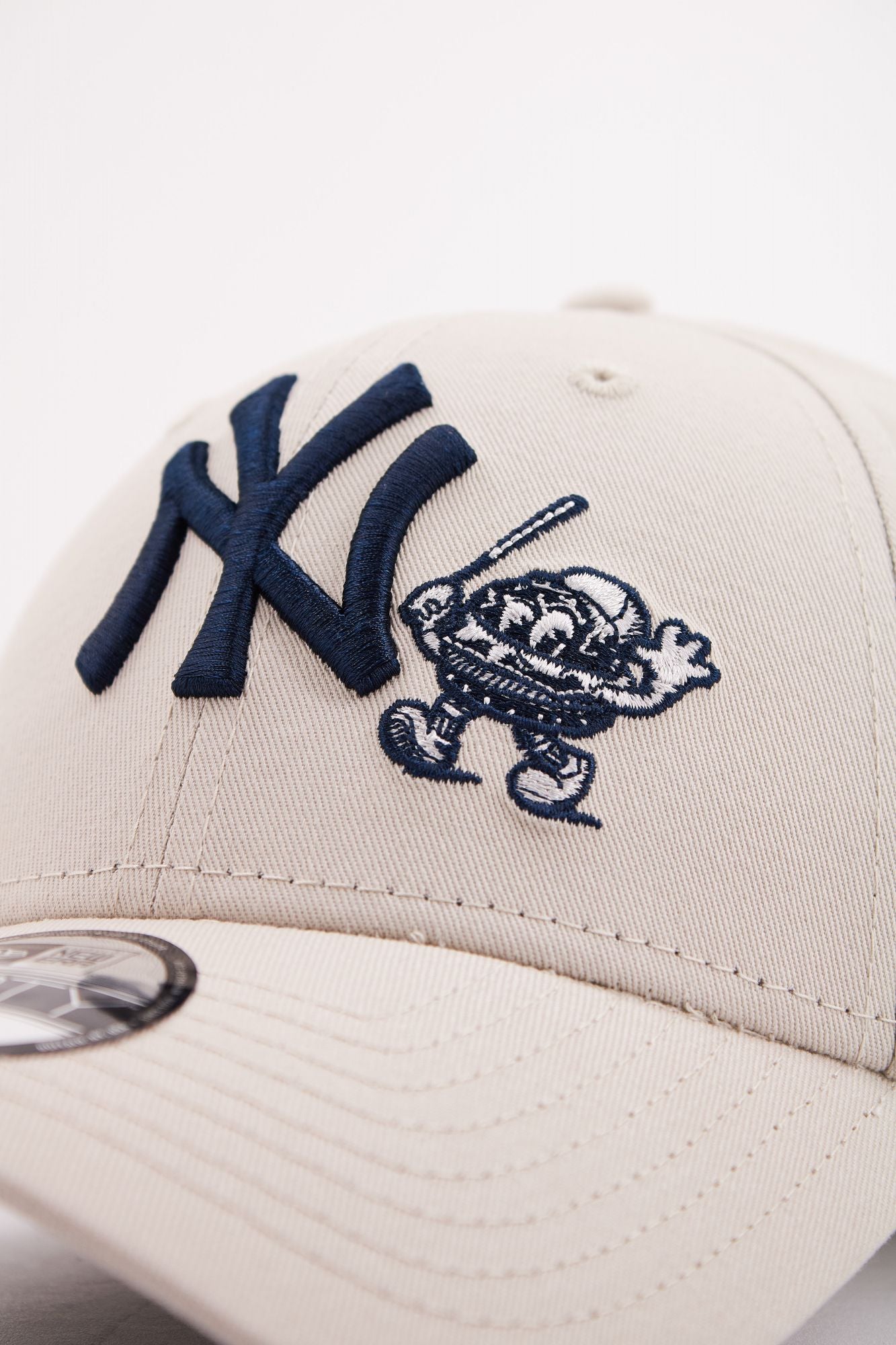 NEW ERA FOOD CHARACTER 9FORTY en color BEIS (4)