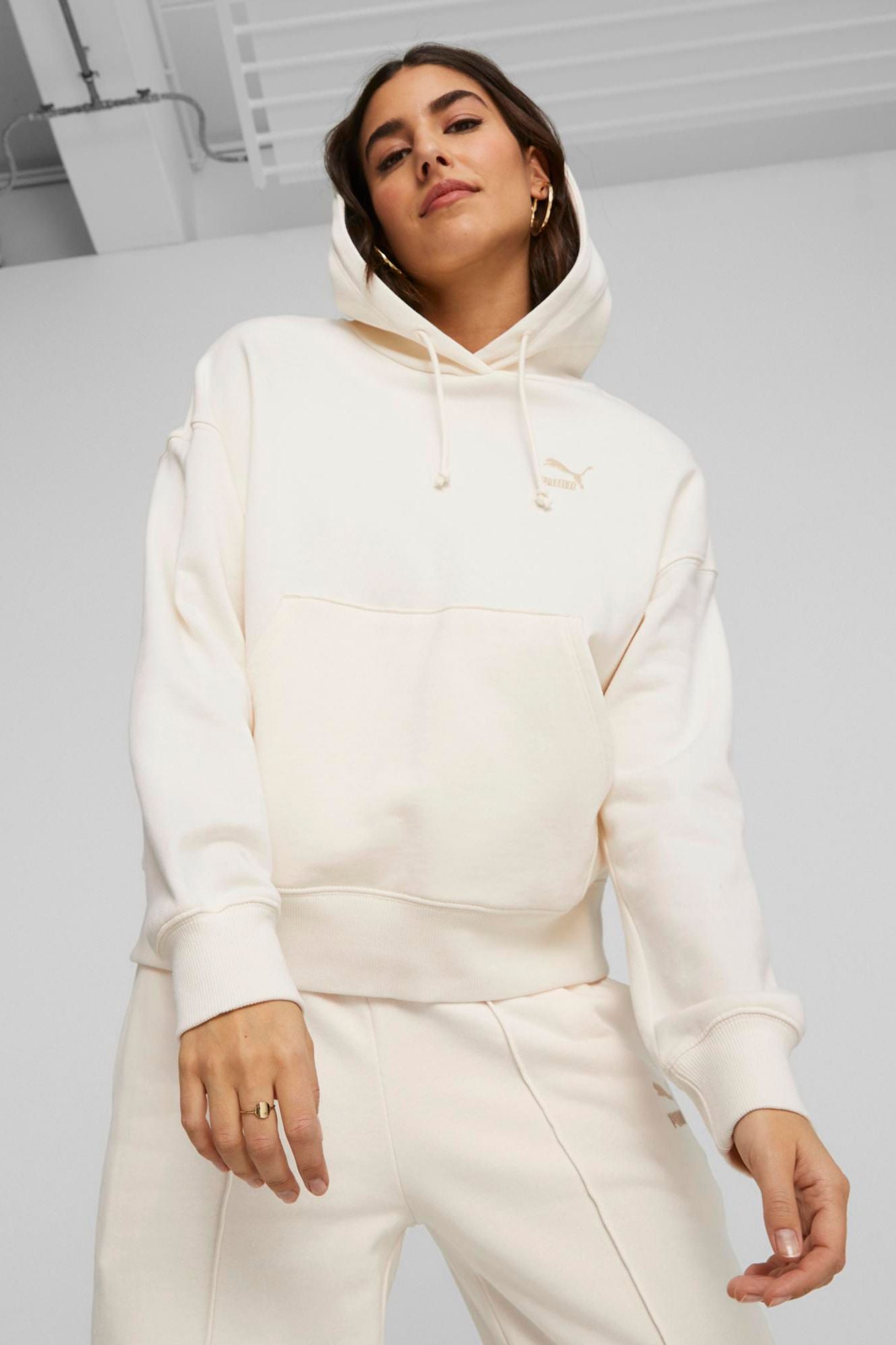 PUMA CLASSICS OVERSIZED HOOD en color BEIS (1)