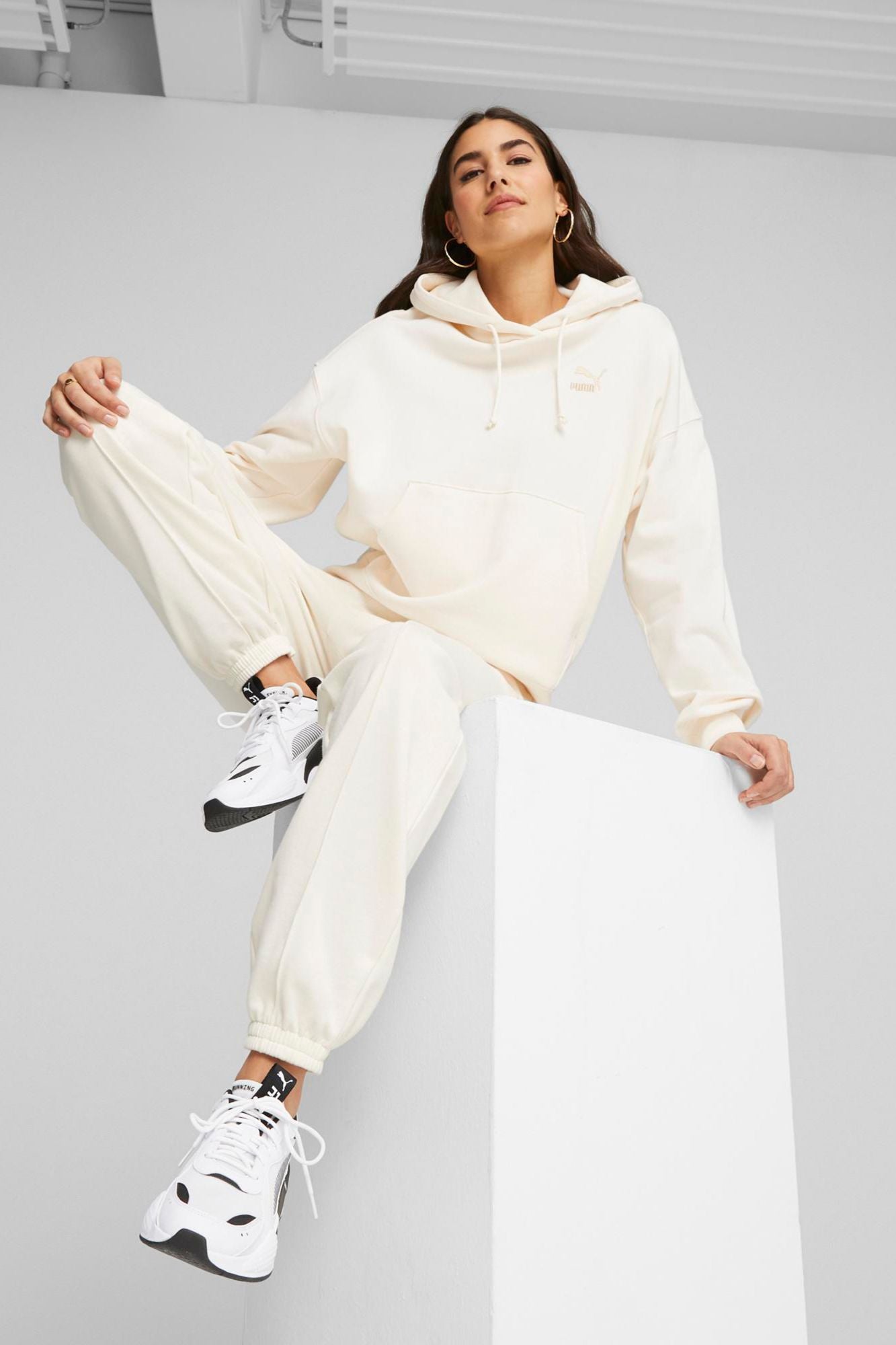 PUMA CLASSICS OVERSIZED HOOD en color BEIS (4)