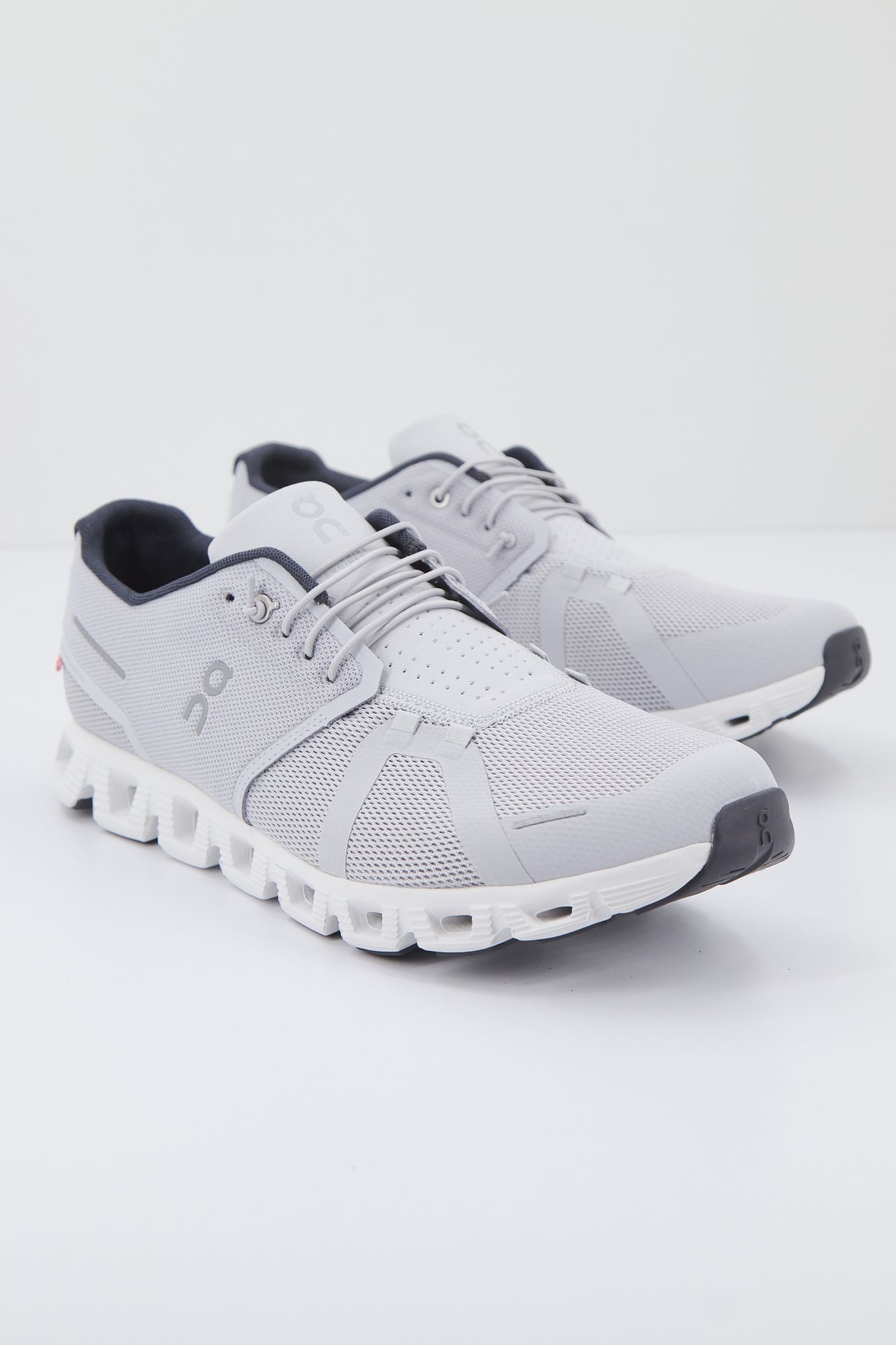 ON RUNNING CLOUD 5 en color BLANCO (2)