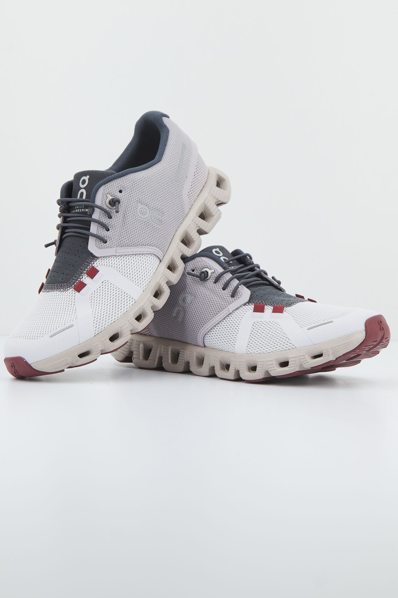 ON RUNNING CLOUD 5 en color GRIS (1)