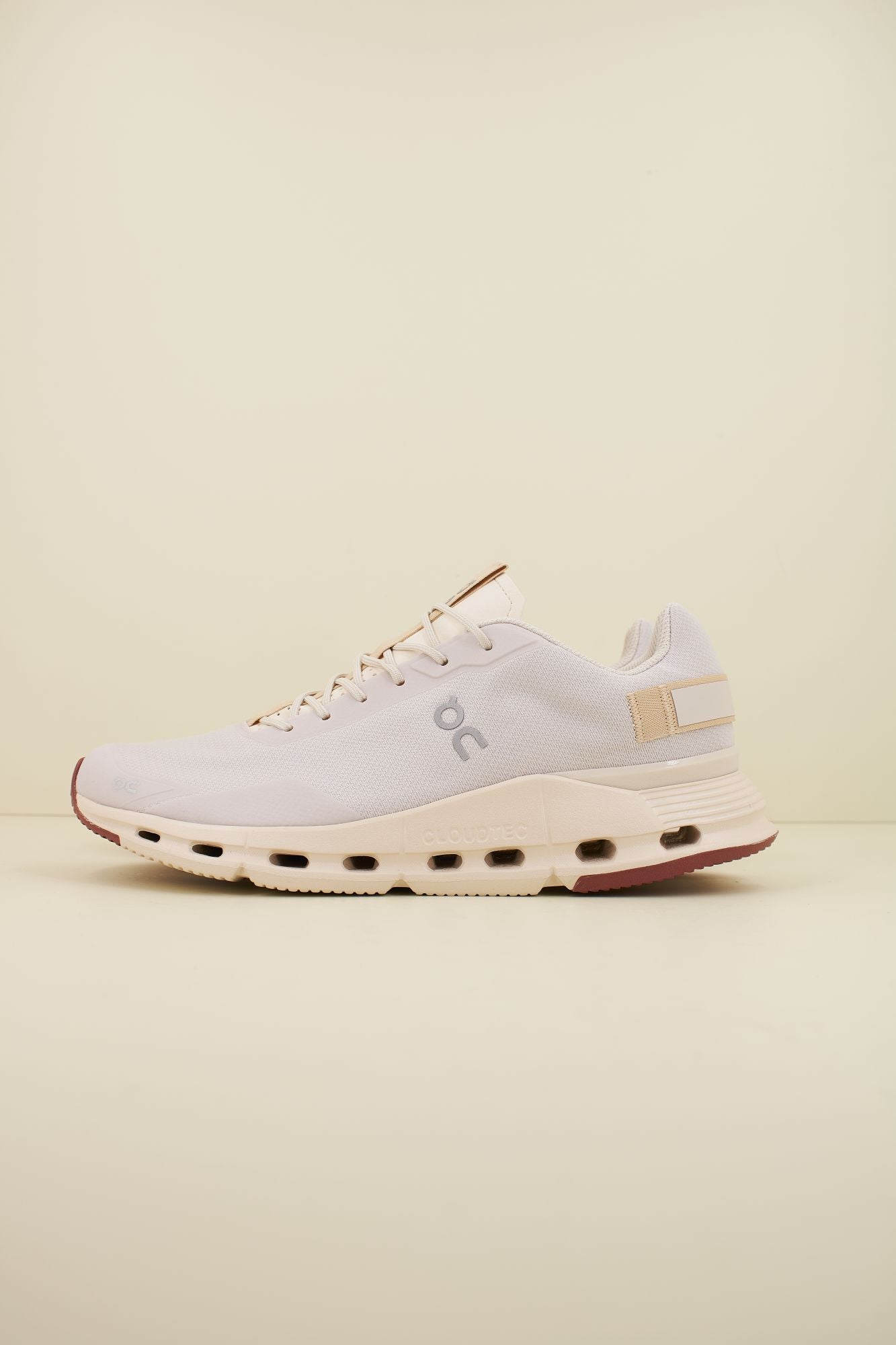 ON RUNNING CLOUDNOVA FORM M en color BEIS (1)