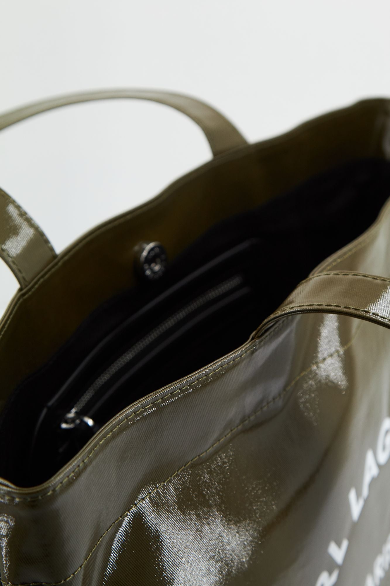 KARL LAGERFELD RSG SHINY TWILL SHOPPER en color VERDE (4)