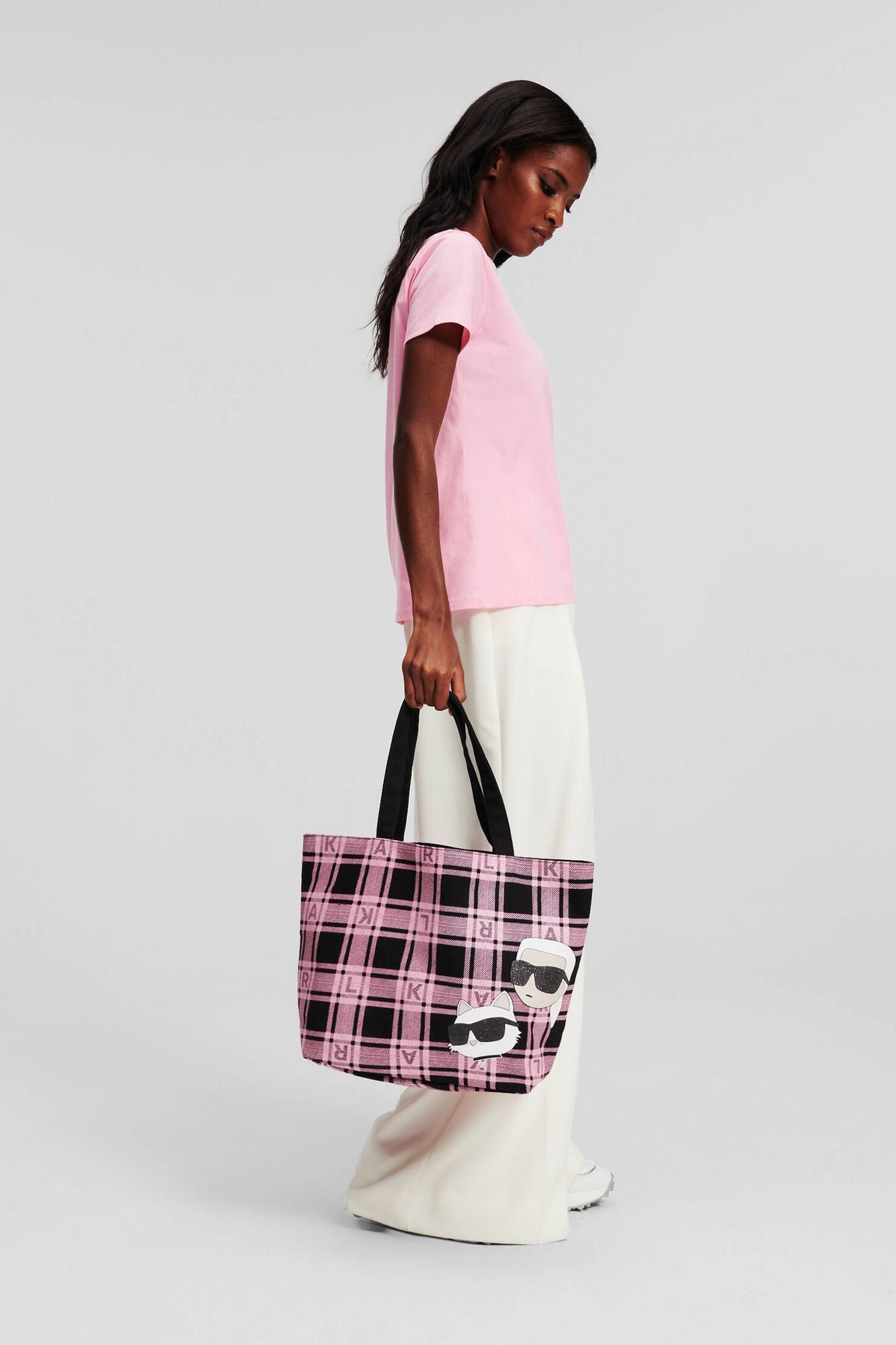 KARL LAGERFELD K/IKONIK 2.0 VARSITY TOTE en color ROSA (4)