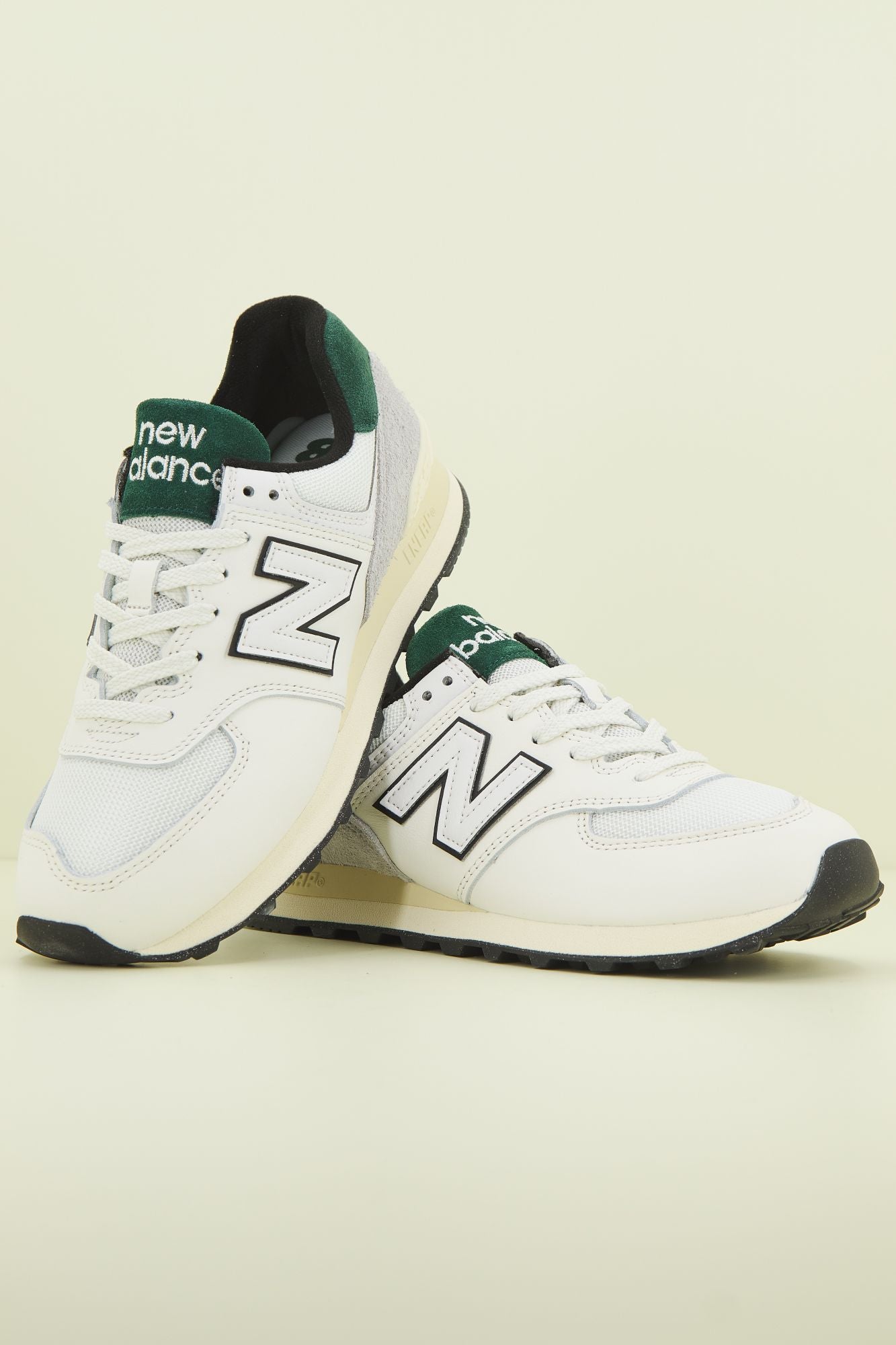 NEW BALANCE U574 VX2 en color BLANCO (1)