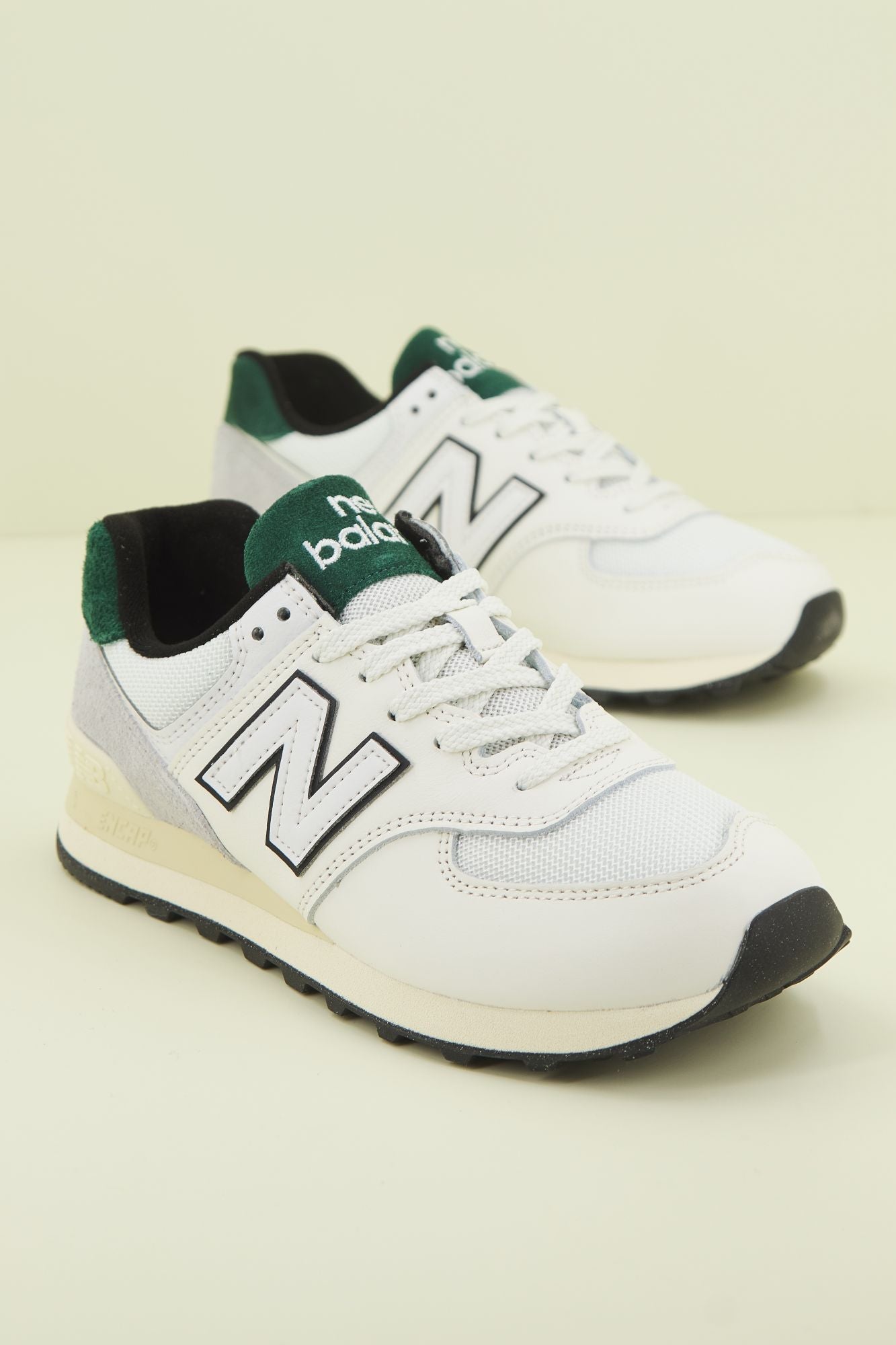 NEW BALANCE U574 VX2 en color BLANCO (2)