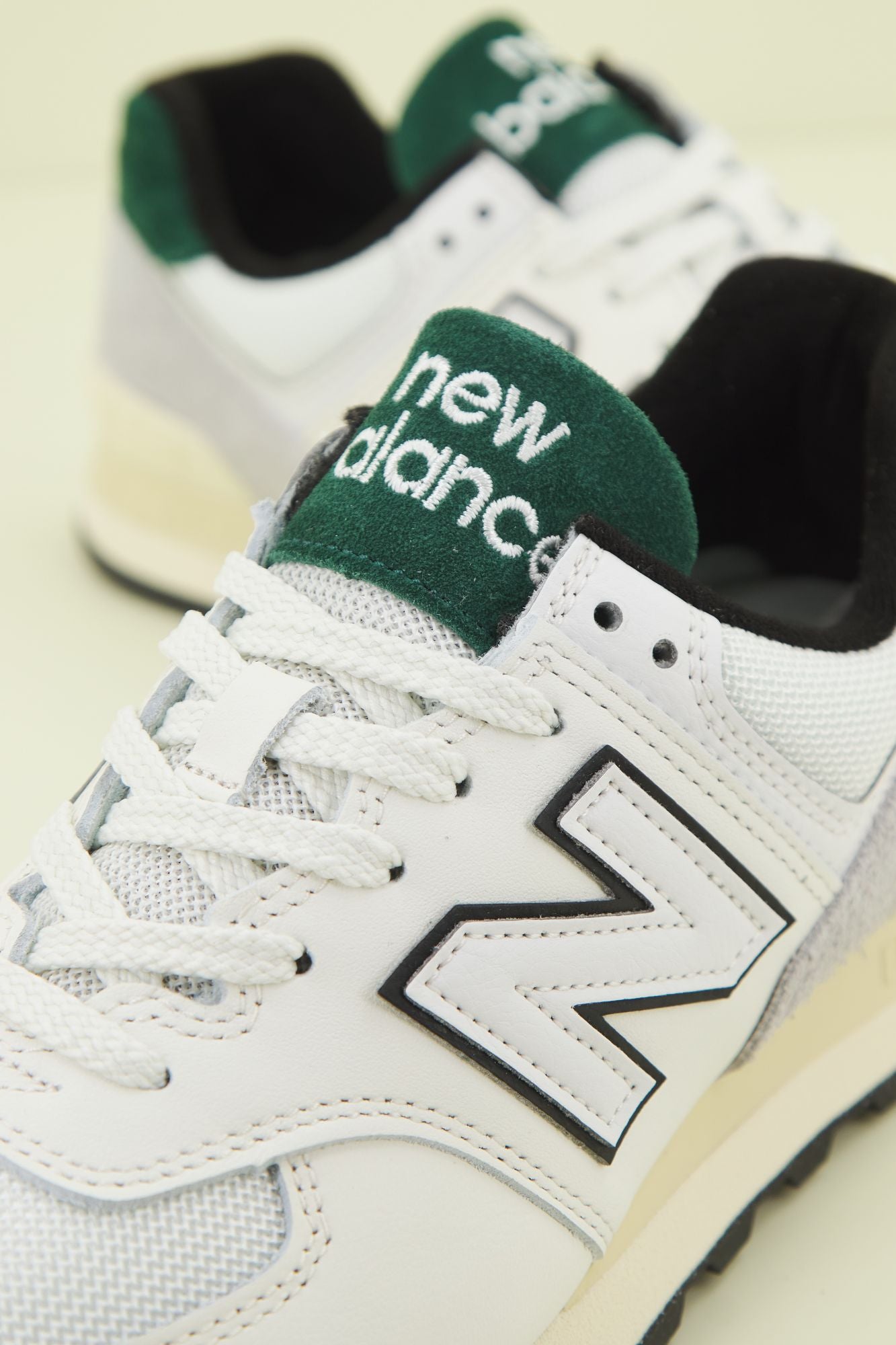 NEW BALANCE U574 VX2 en color BLANCO (4)