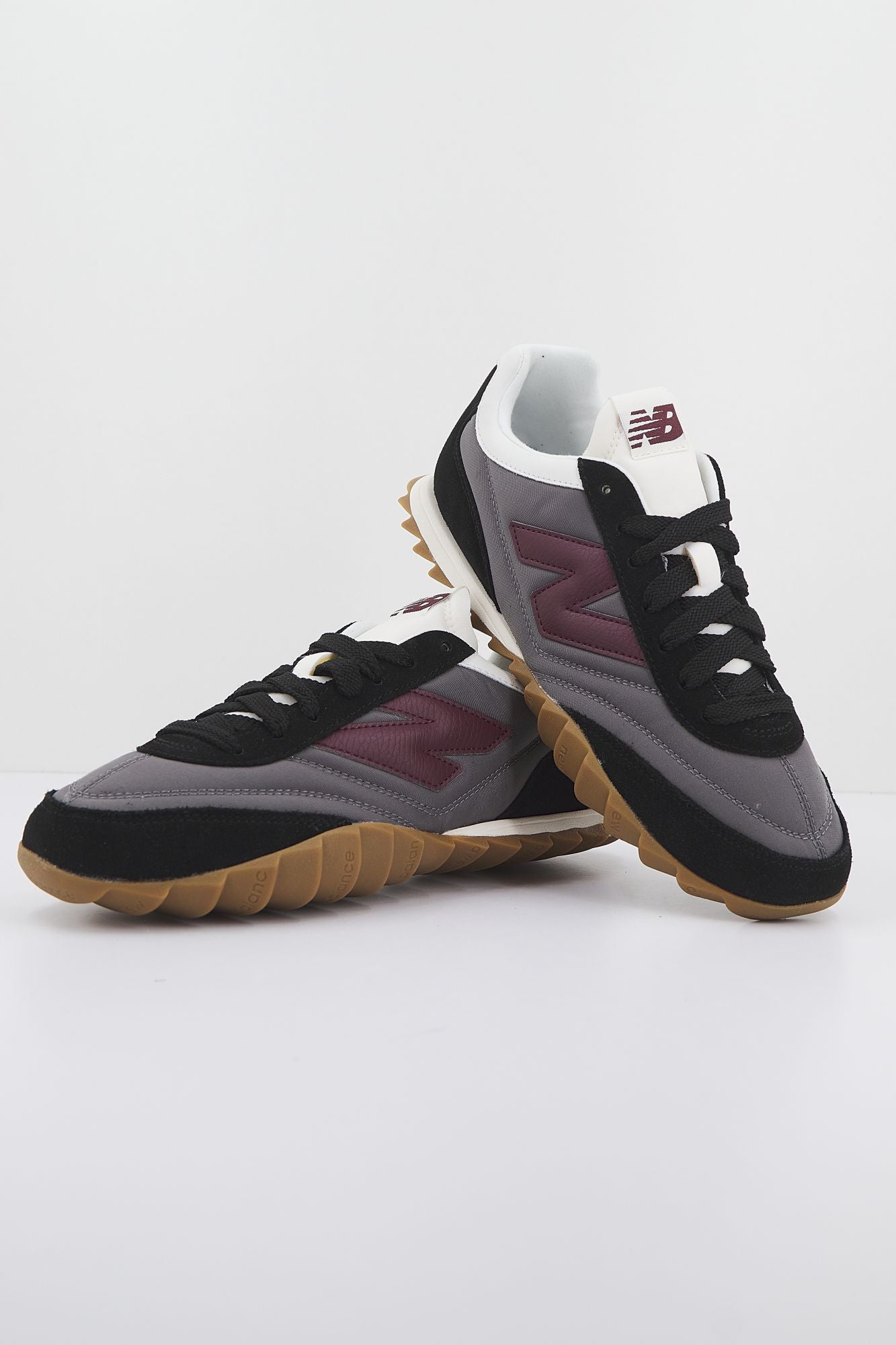 NEW BALANCE URC30 SB LIFESTYLE en color NEGRO (1)
