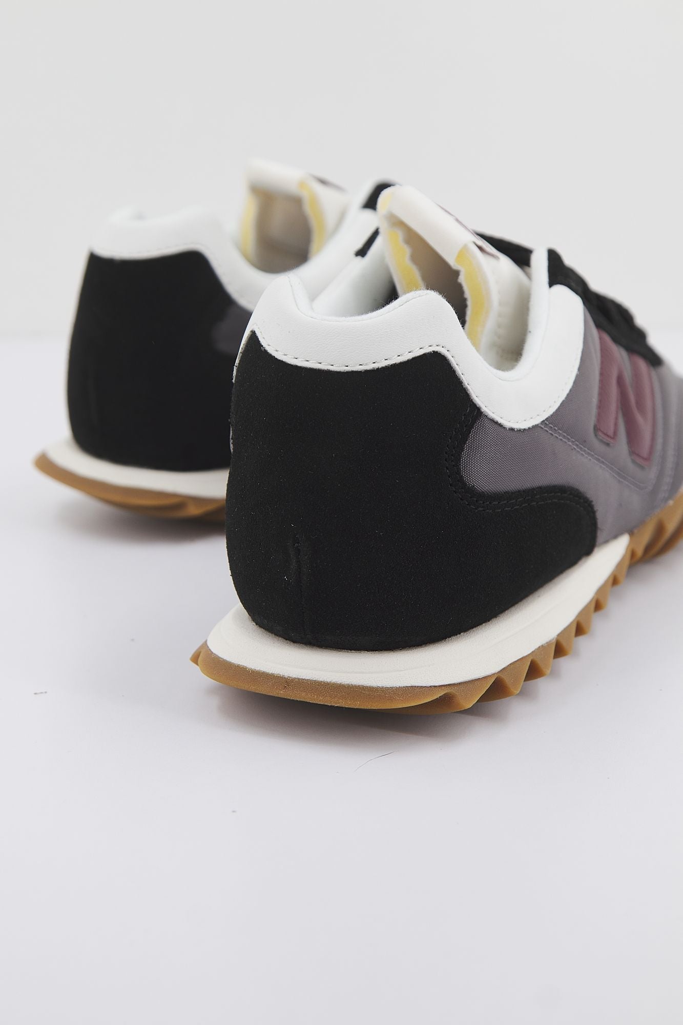 NEW BALANCE URC30 SB LIFESTYLE en color NEGRO (3)