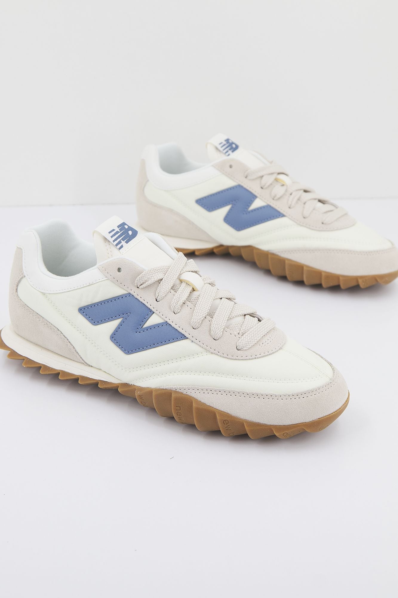 NEW BALANCE URC30 SM LIFESTYLE en color BEIS (1)