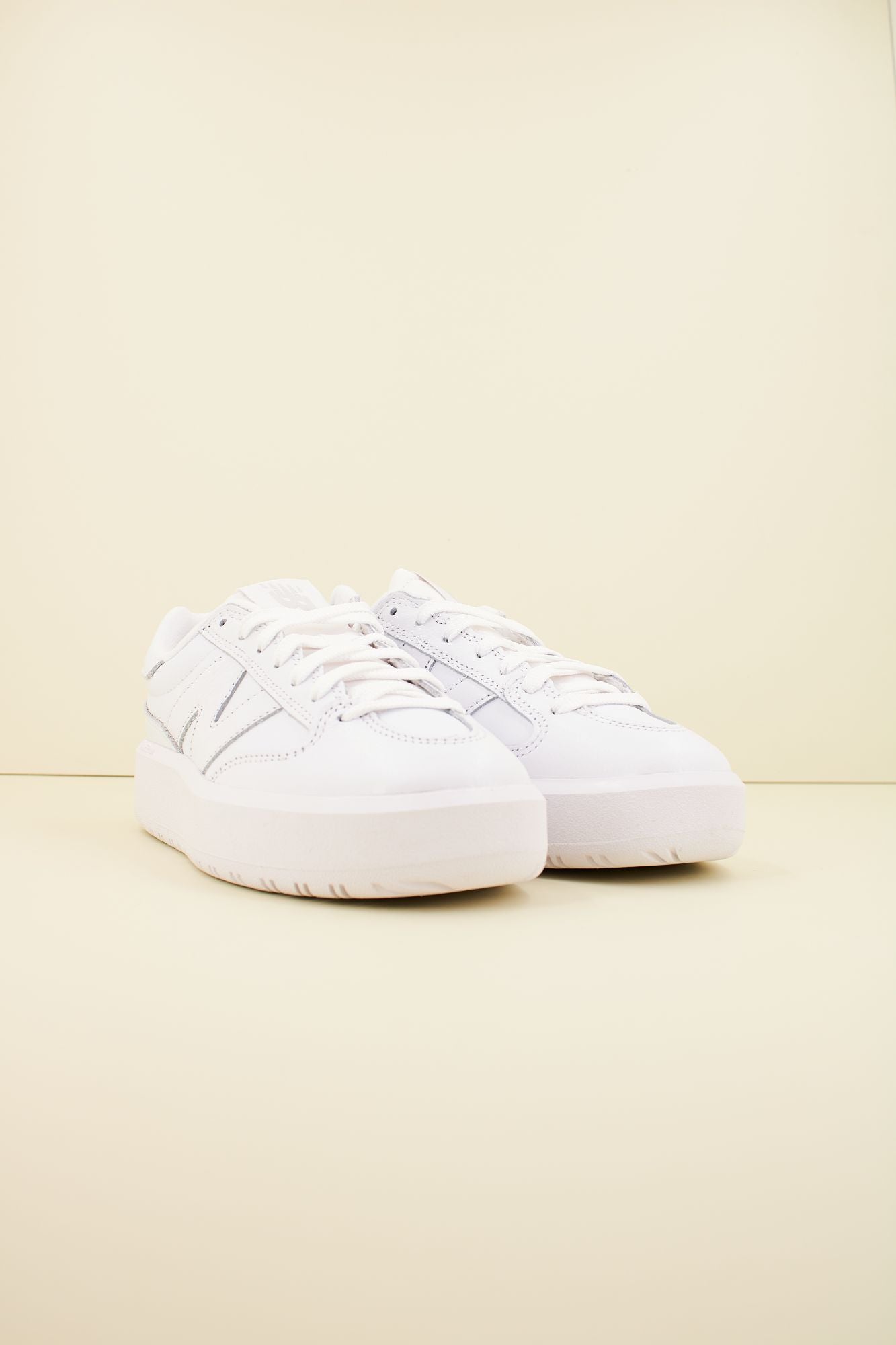 NEW BALANCE CT302 CLA en color BLANCO (2)