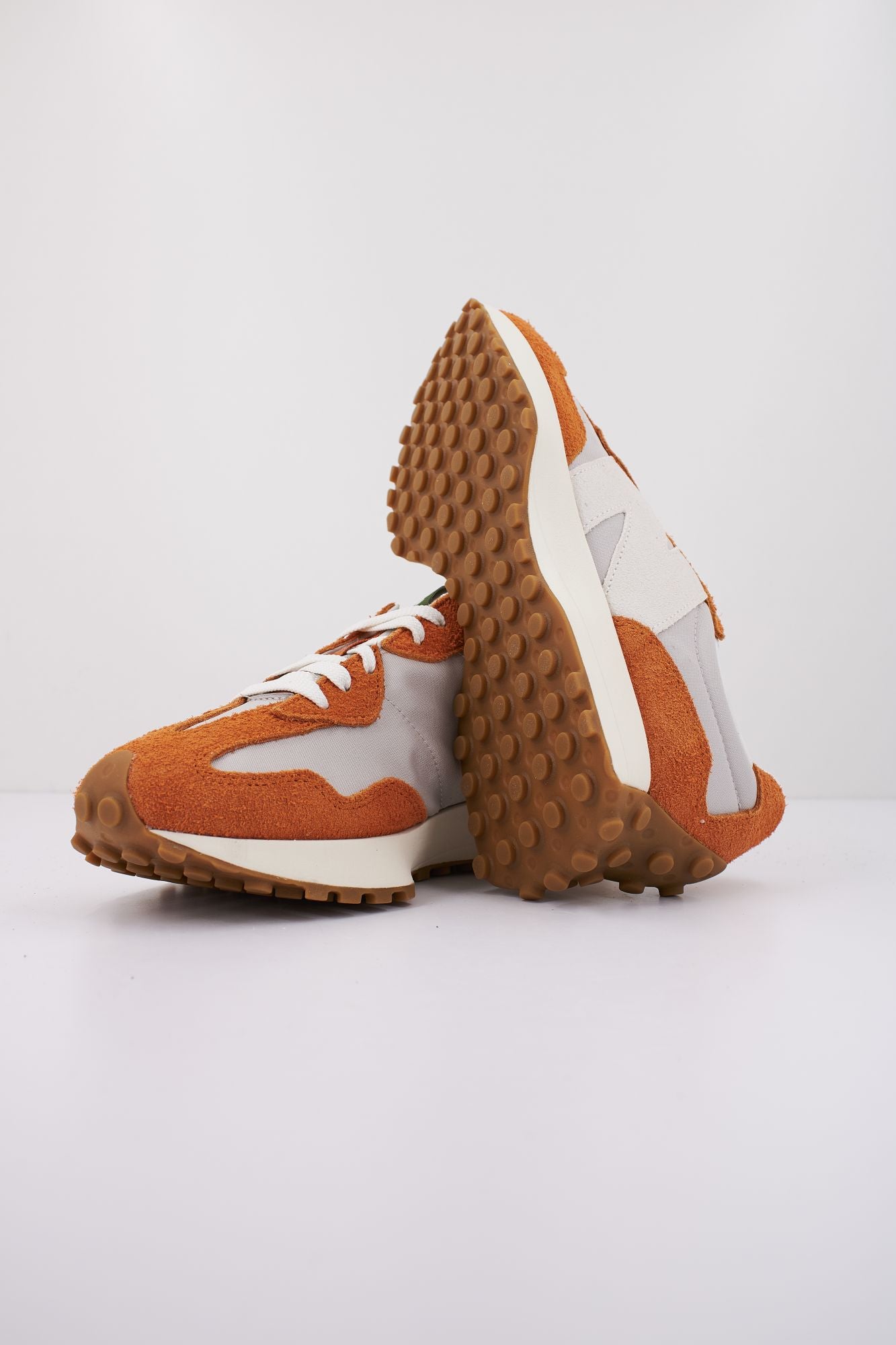 NEW BALANCE U327 SA en color NARANJA (4)