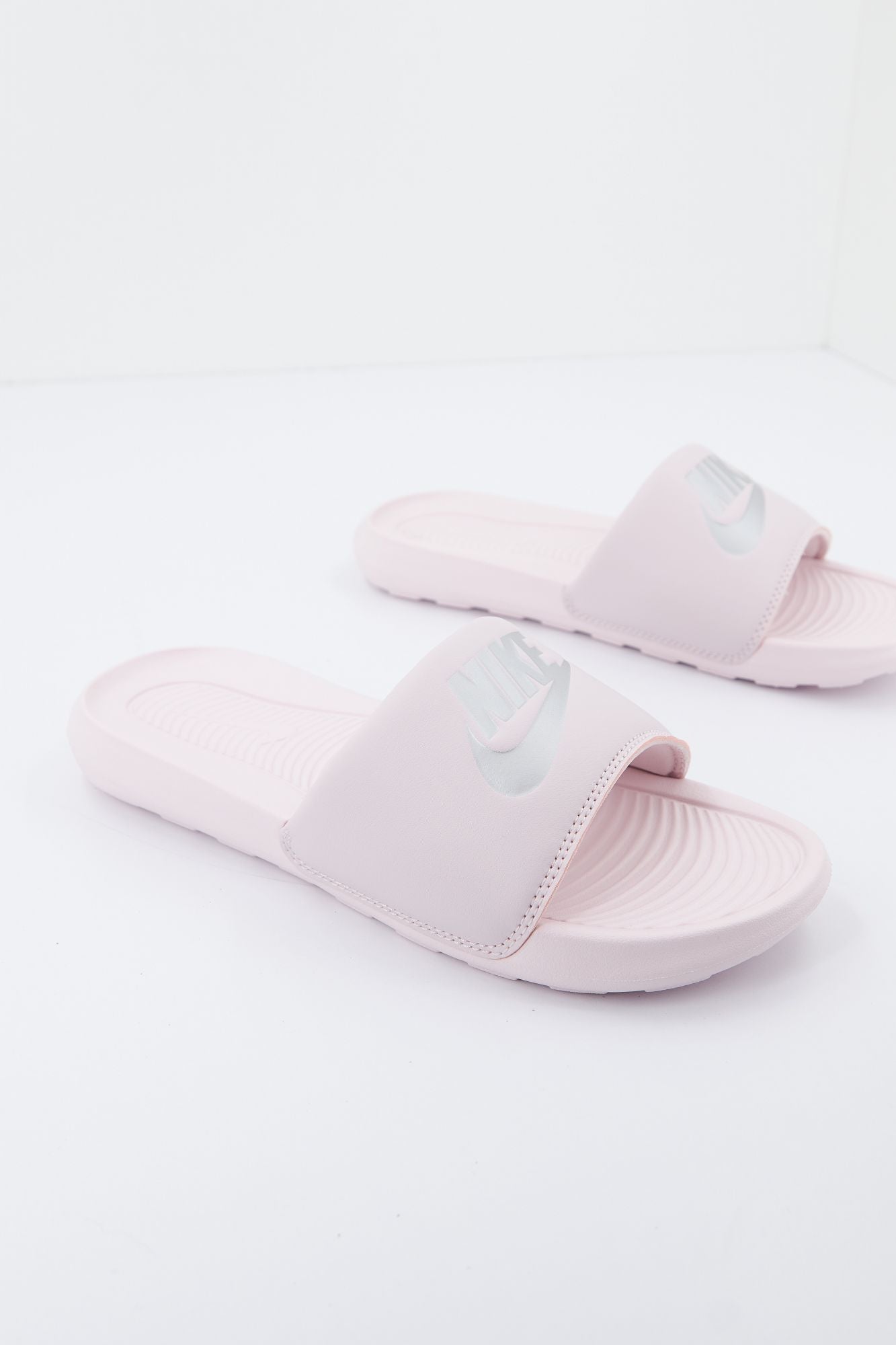 NIKE WMNS VICTORI ONE SLIDE en color ROSA (2)
