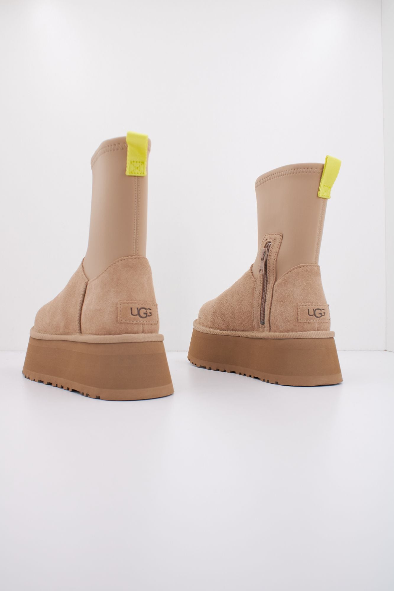 UGG W CLASSIC DIPPER en color MARRON CLARO (3)