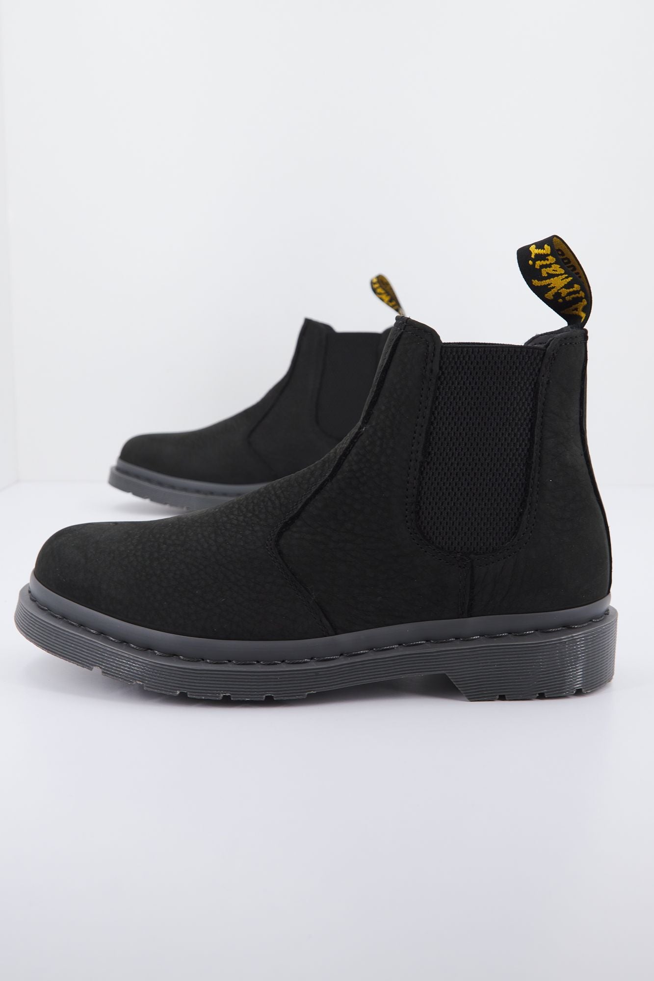 DR. MARTENS  MILLED NUBUCK WP en color NEGRO (2)