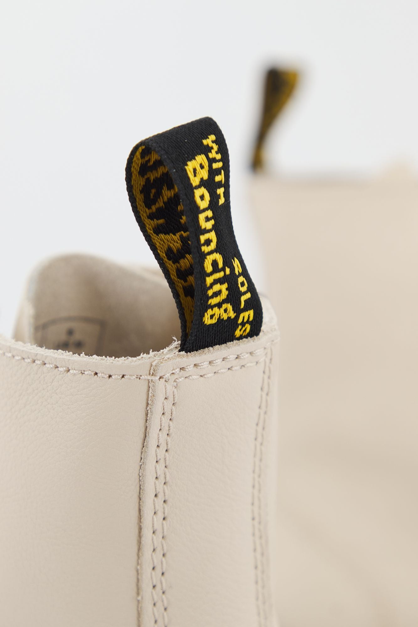 DR. MARTENS  JADON III PARCHMENT PISA en color BEIS (4)