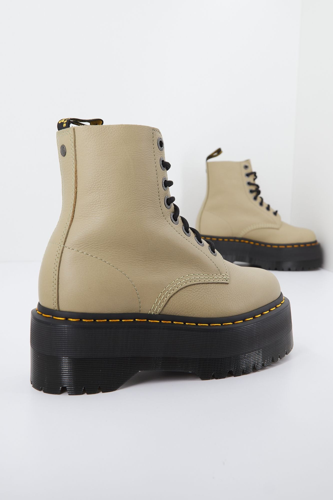 DR. MARTENS PASCAL MAX PALE PIS en color VERDE (3)