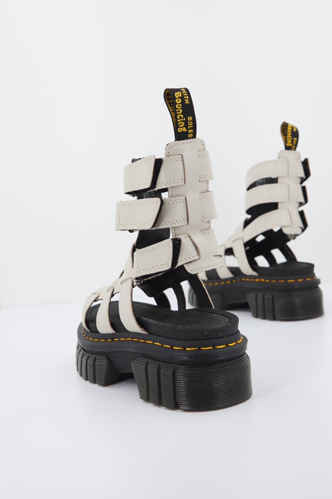 DR. MARTENS  RICKI GLADIATOR LUX en color BEIS (2)