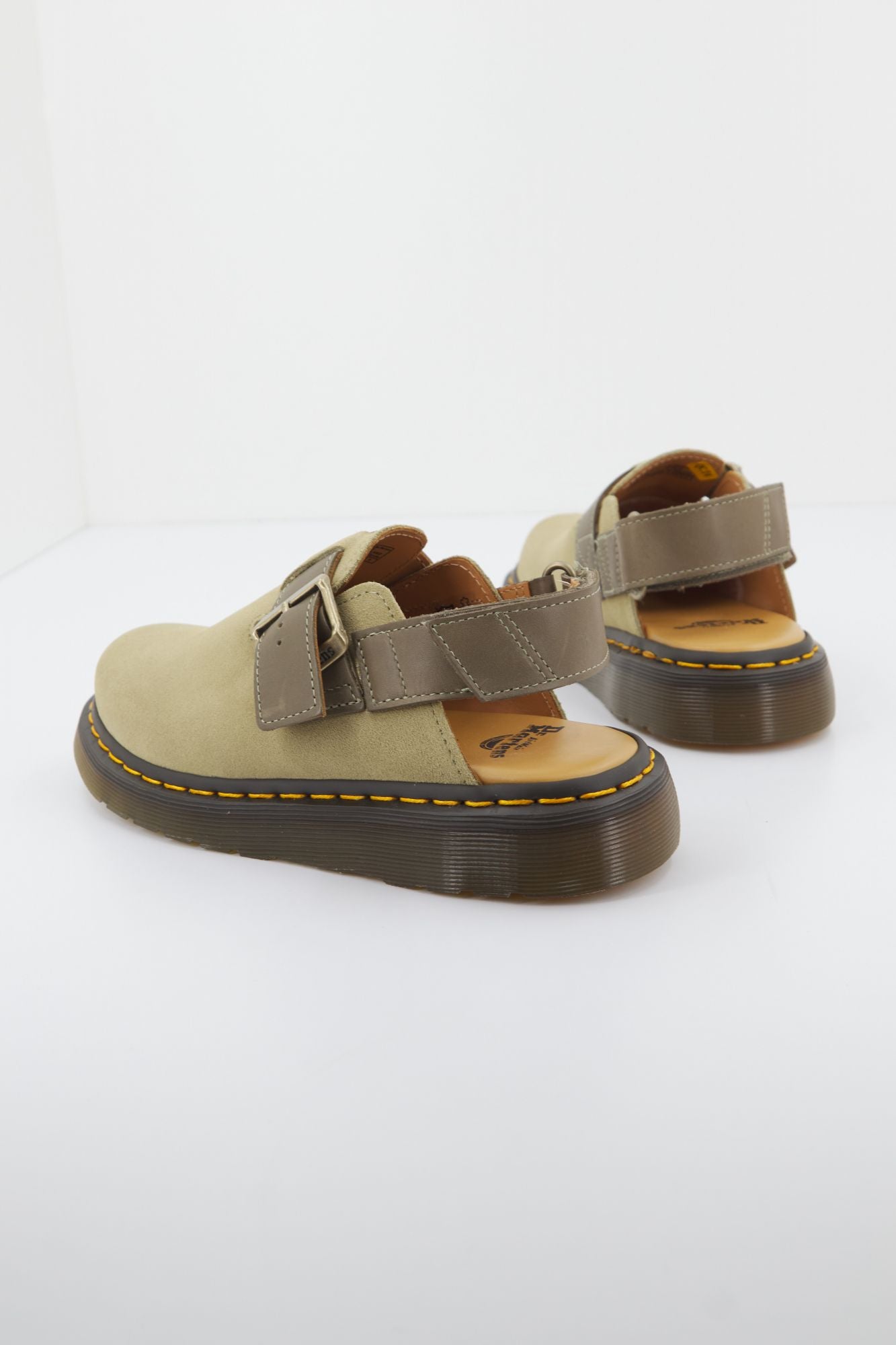 DR. MARTENS JORGE II PALE SUEDE CARRARRA en color VERDE (3)