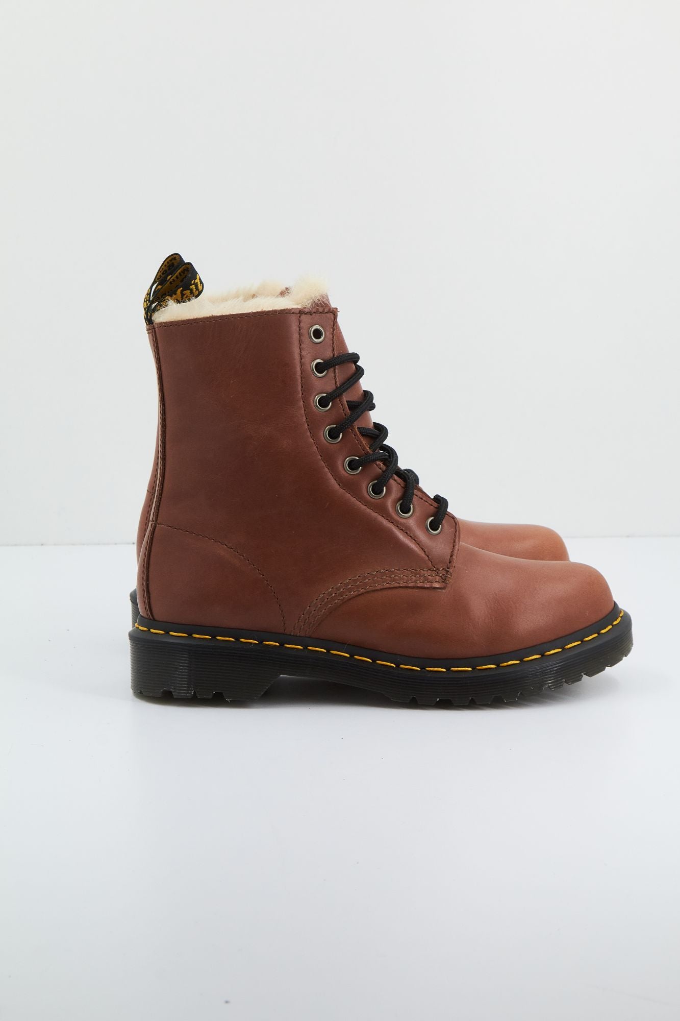 DR. MARTENS 1460 SERENA en color MARRON (3)