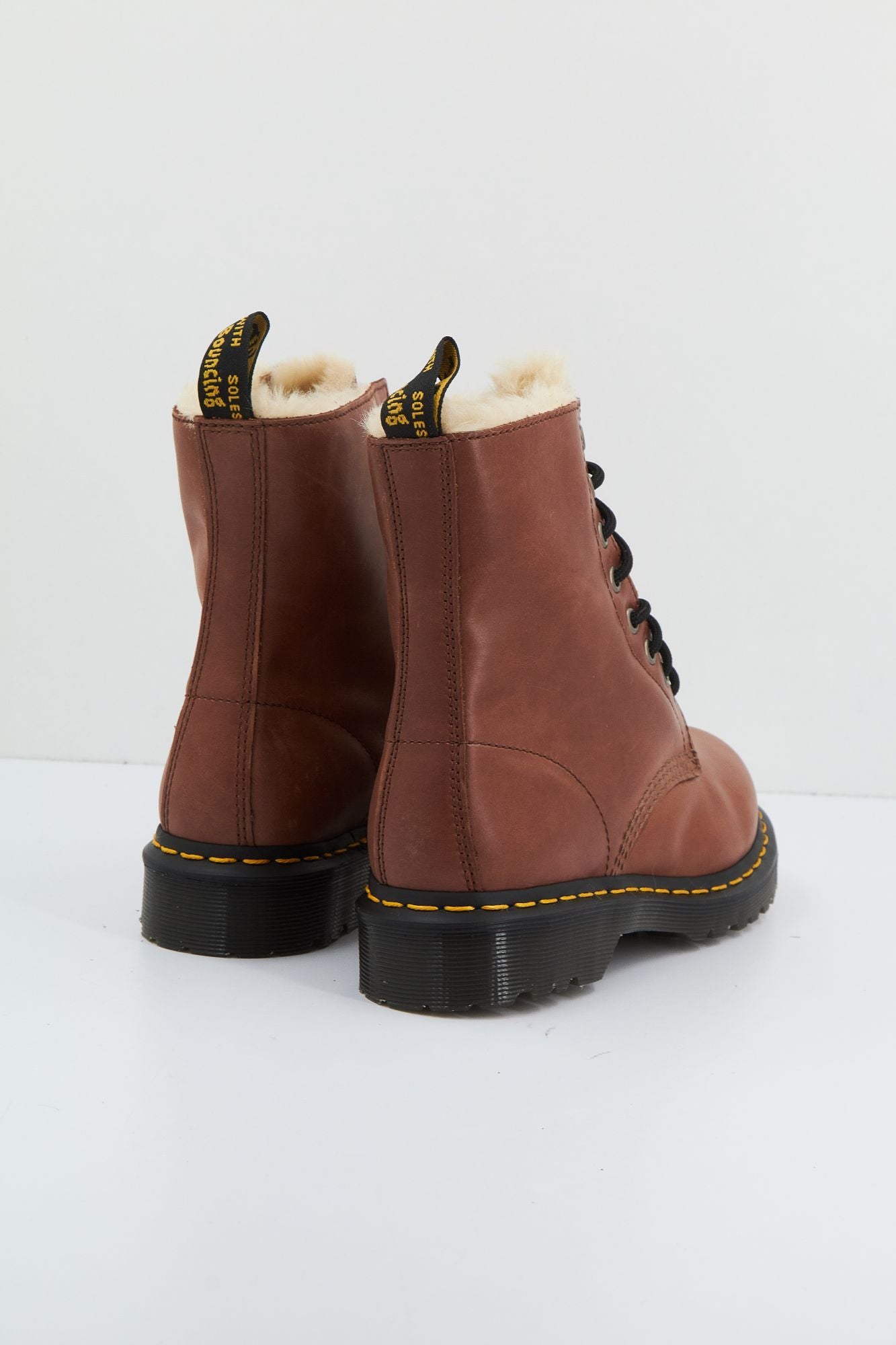 DR. MARTENS 1460 SERENA en color MARRON (4)