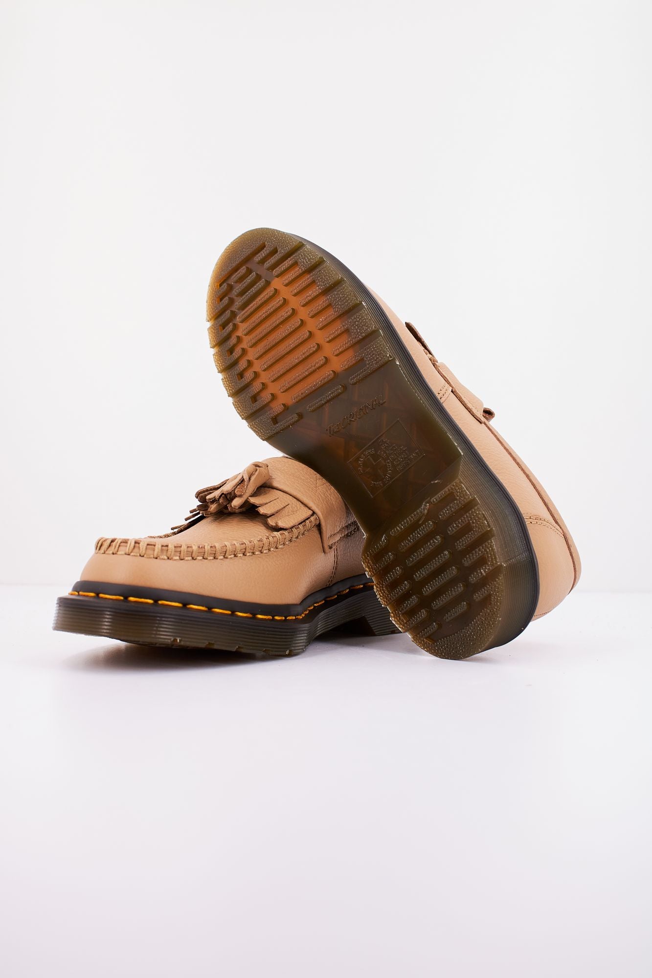 DR. MARTENS ADRIAN en color MARRON CLARO (4)