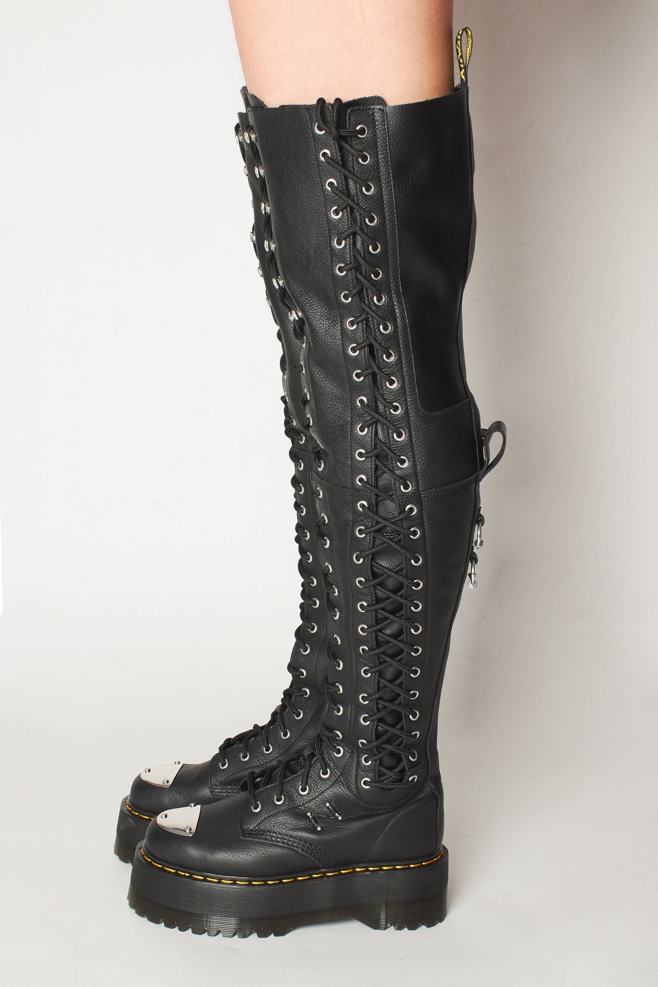 DR. MARTENS  28I XTRM MAX en color NEGRO (1)